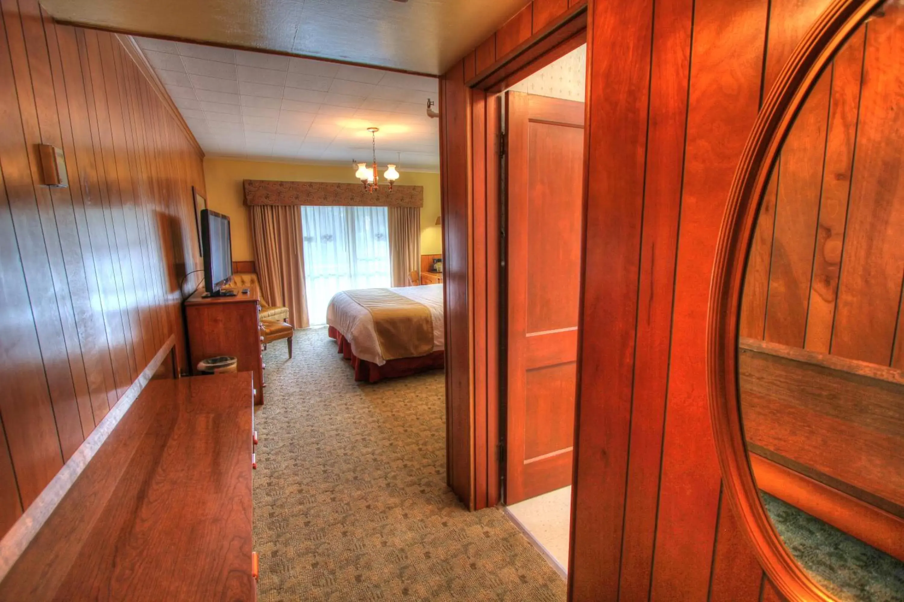 Bedroom, Bed in Gatlinburg Inn