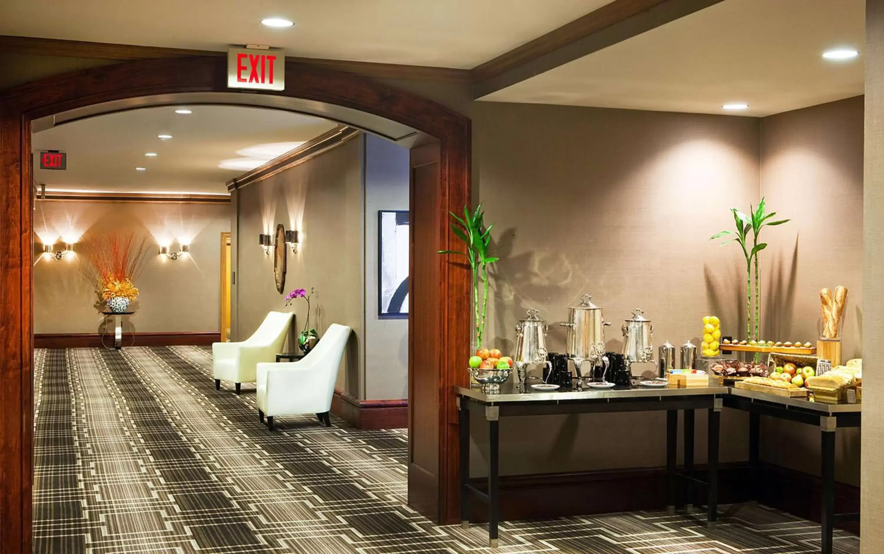 Dining area in Hilton Short Hills Dining area in Hilton Short Hills