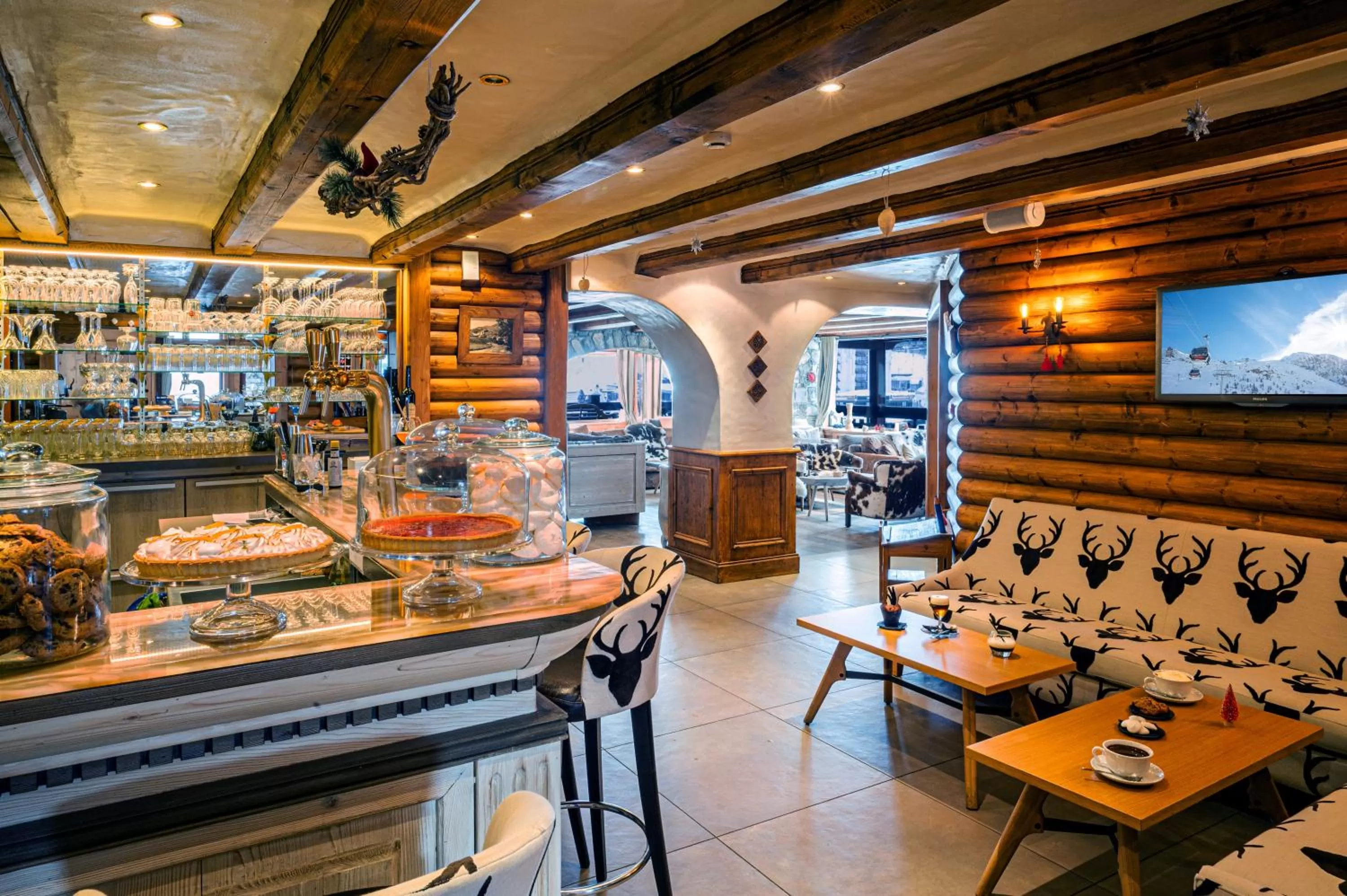 Lounge or bar in Hôtel les Campanules by Les Etincelles