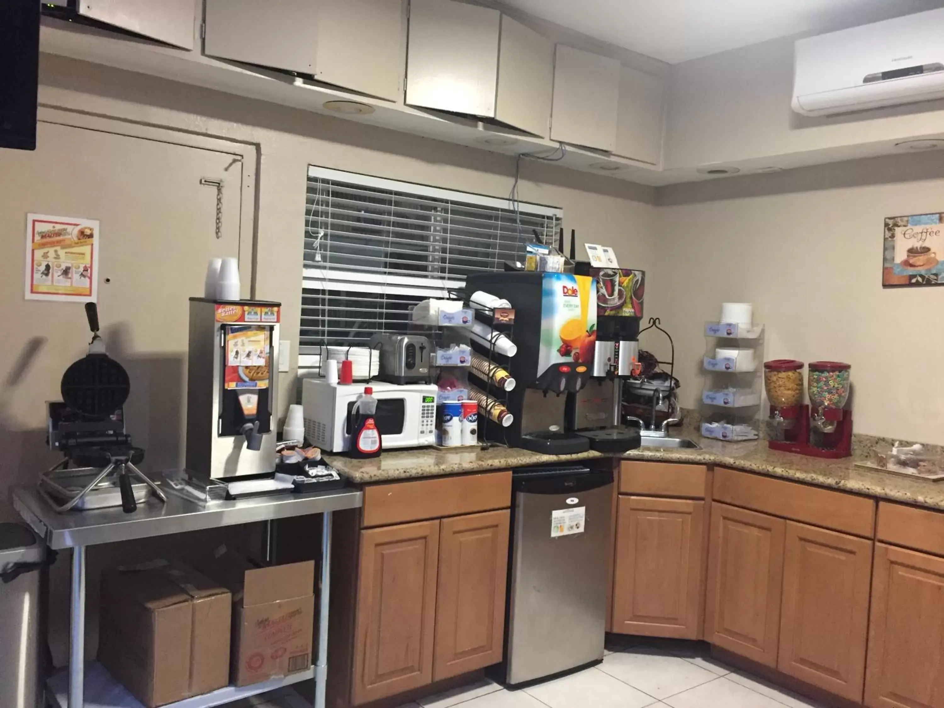 Continental breakfast, Kitchen/Kitchenette in Townhouse Inn and Suites