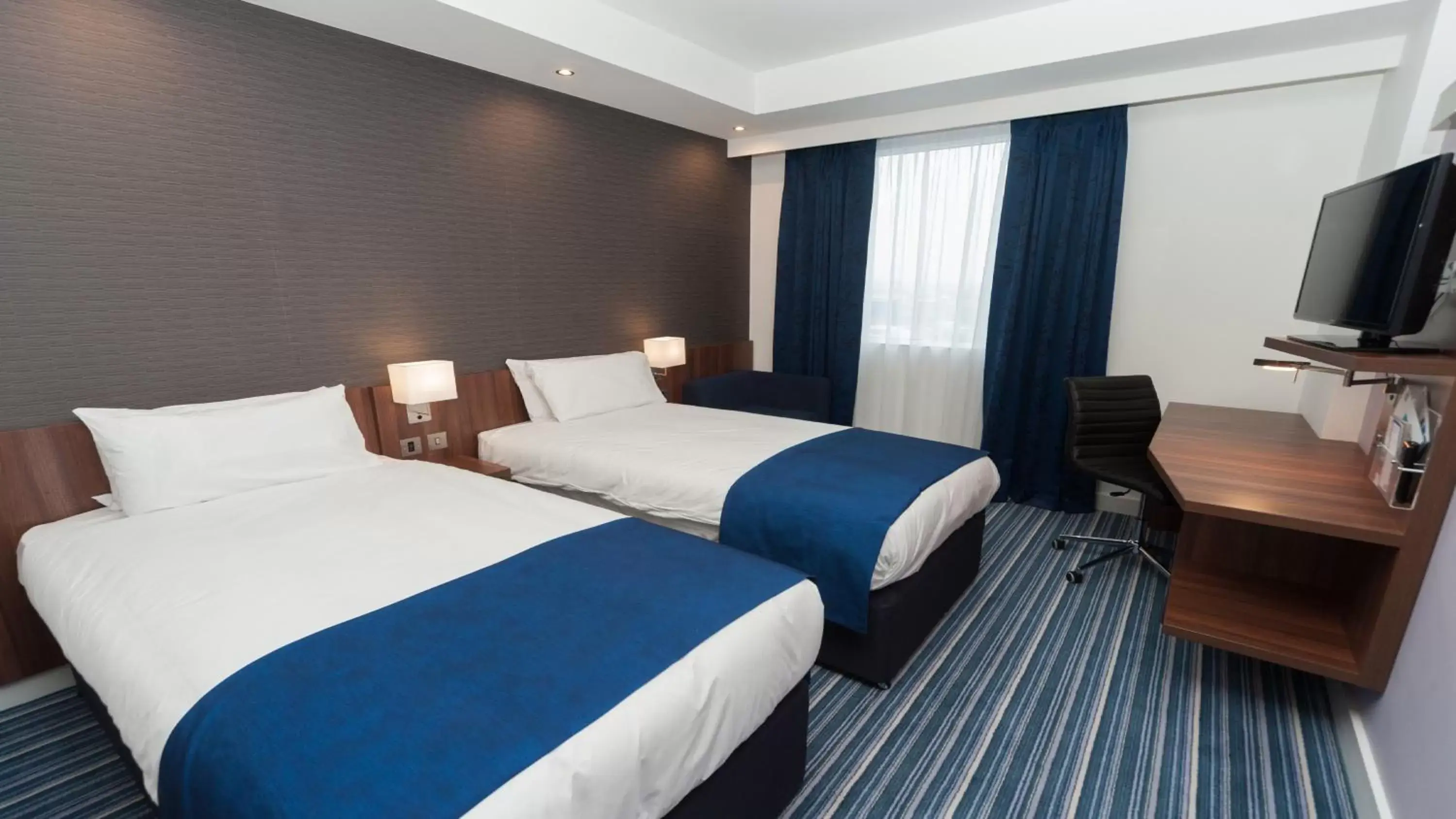 Photo of the whole room, Bed in Holiday Inn Express Aberdeen Airport, an IHG Hotel