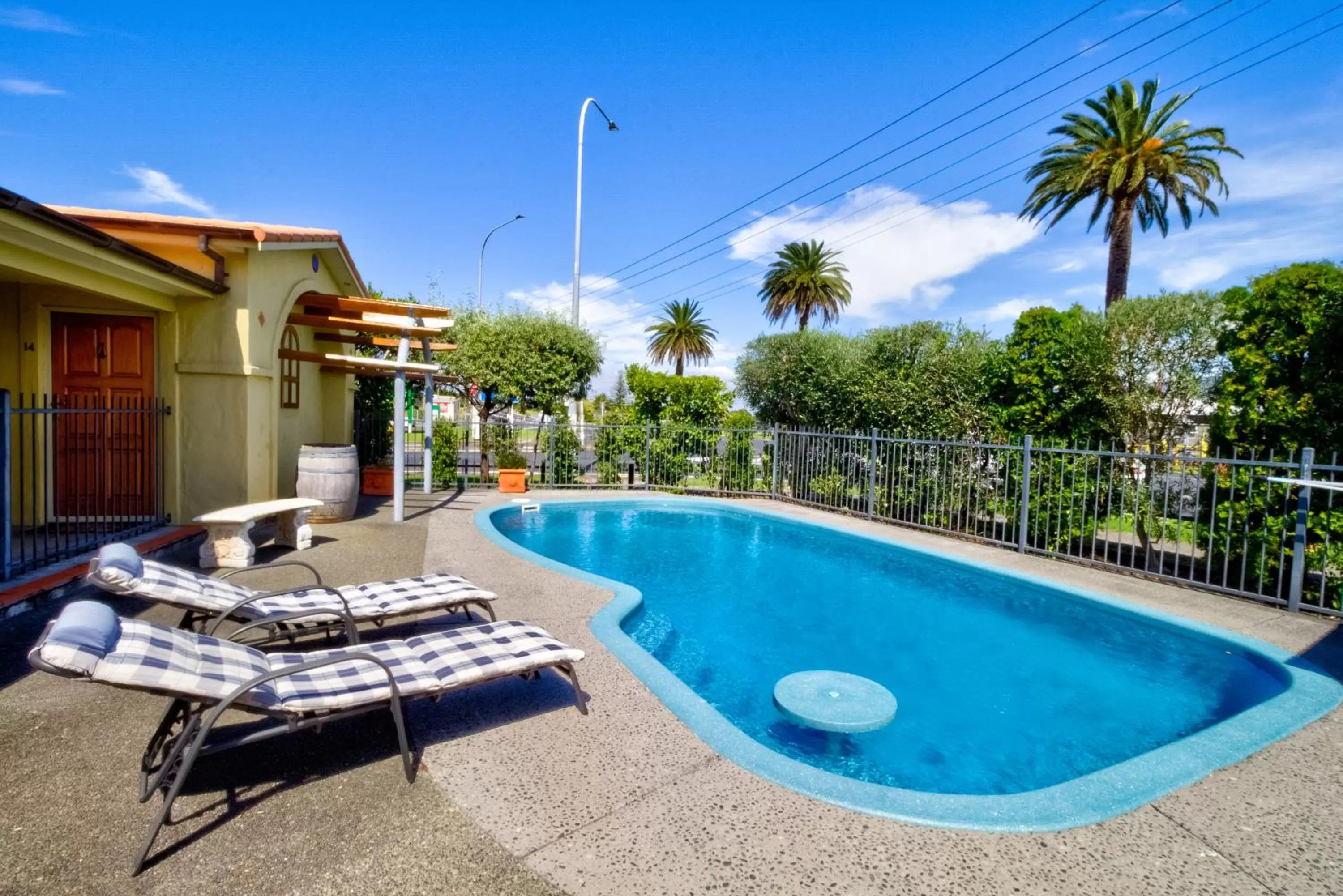 Swimming pool in Tuscany On Thames