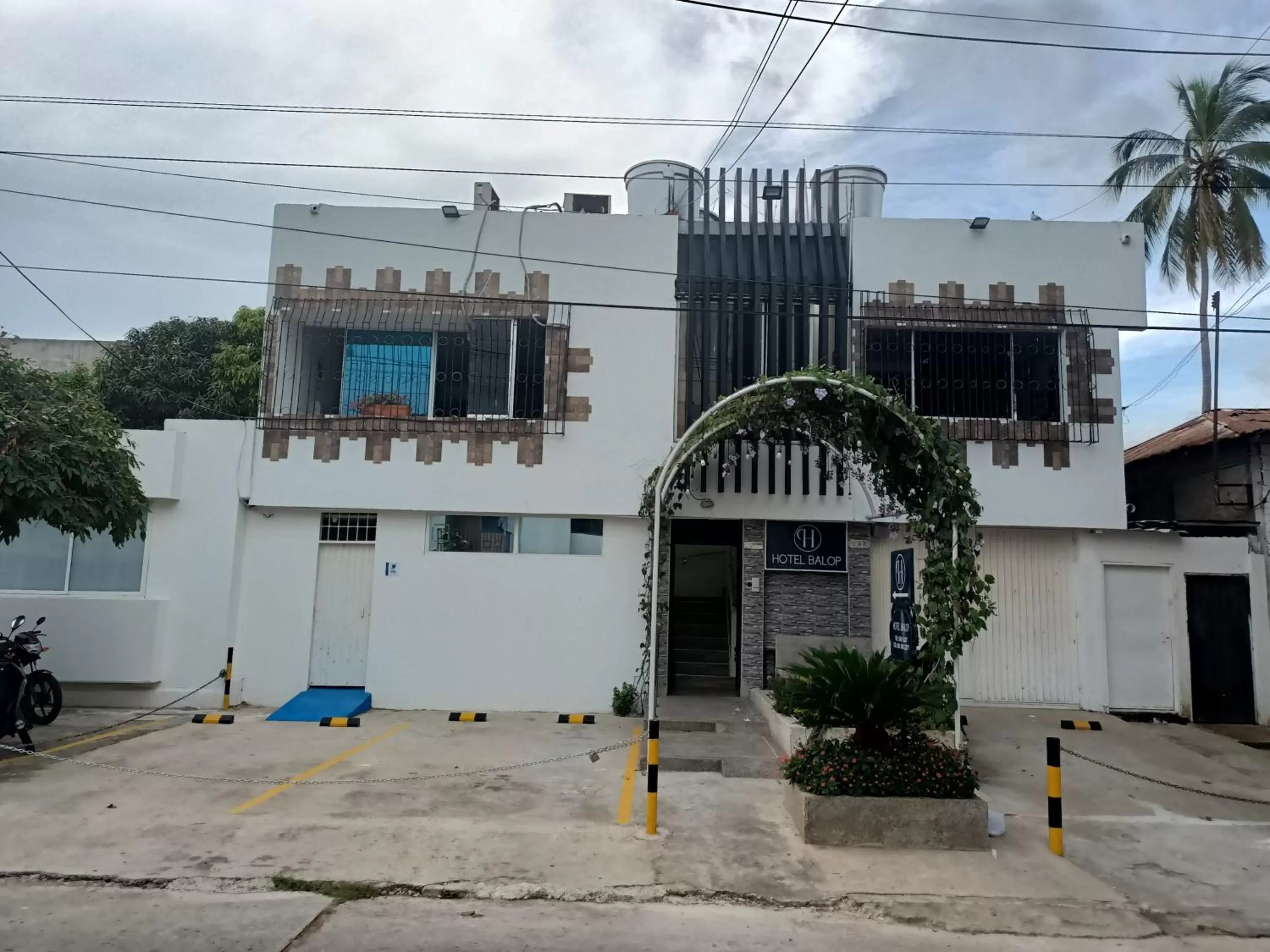 Facade/entrance, Property Building in Hotel Balop