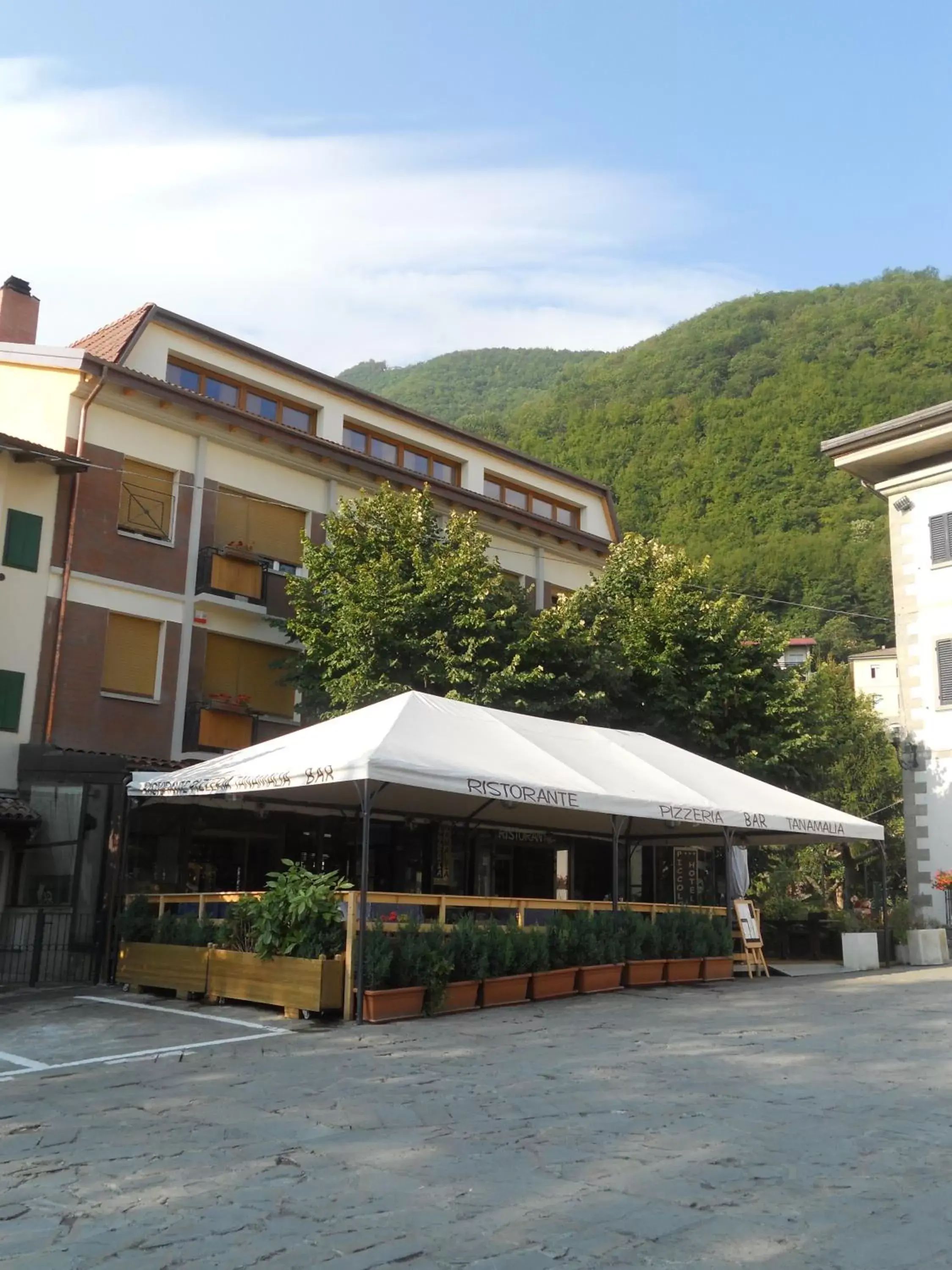 Garden, Property Building in Piccolo Hotel