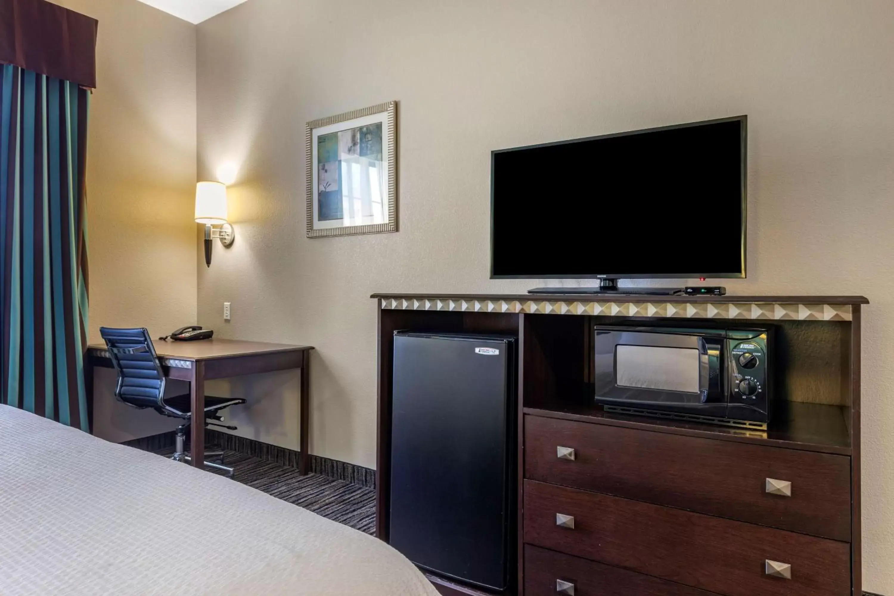 Photo of the whole room, TV/Entertainment Center in Best Western Mineola Inn