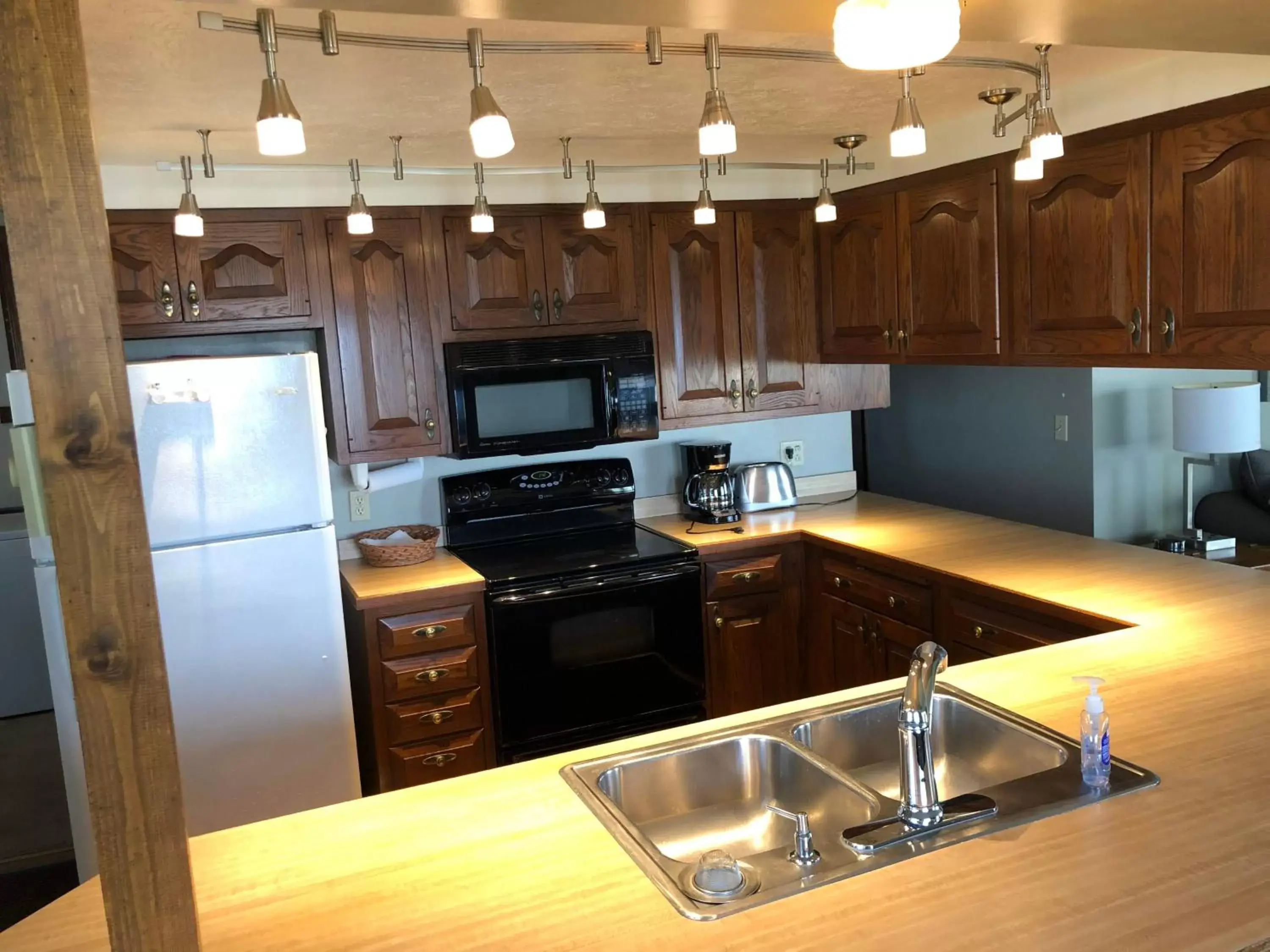 Kitchen/Kitchenette in Plantation Motel