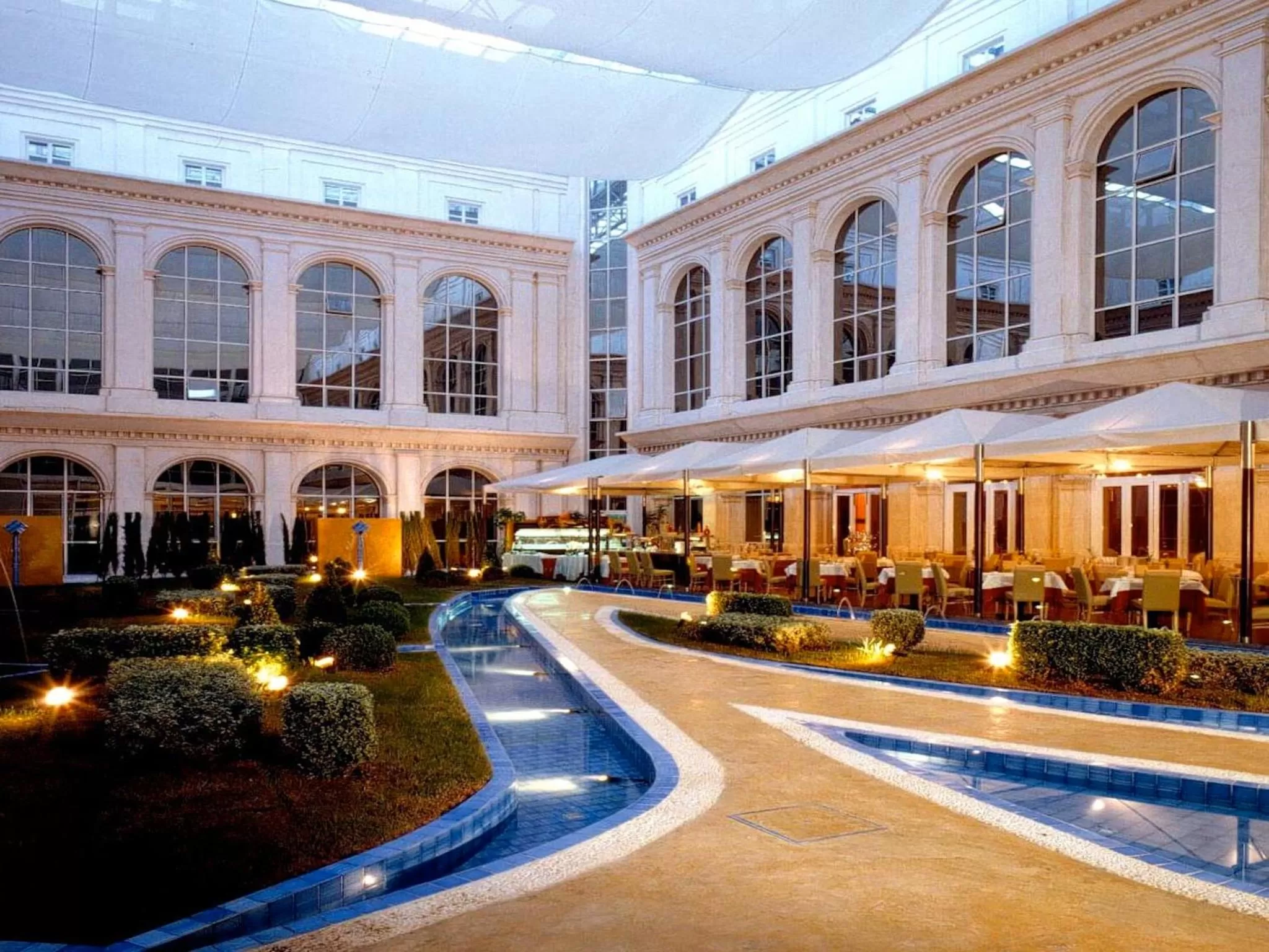 Restaurant/places to eat in Silken Al-Andalus Palace