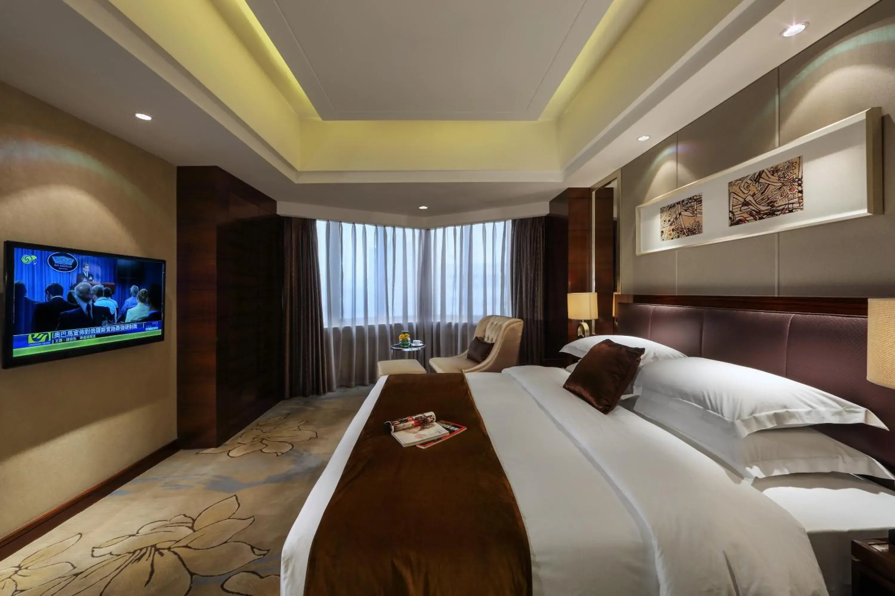 Bedroom, TV/Entertainment Center in Kunming Haitian Hotel