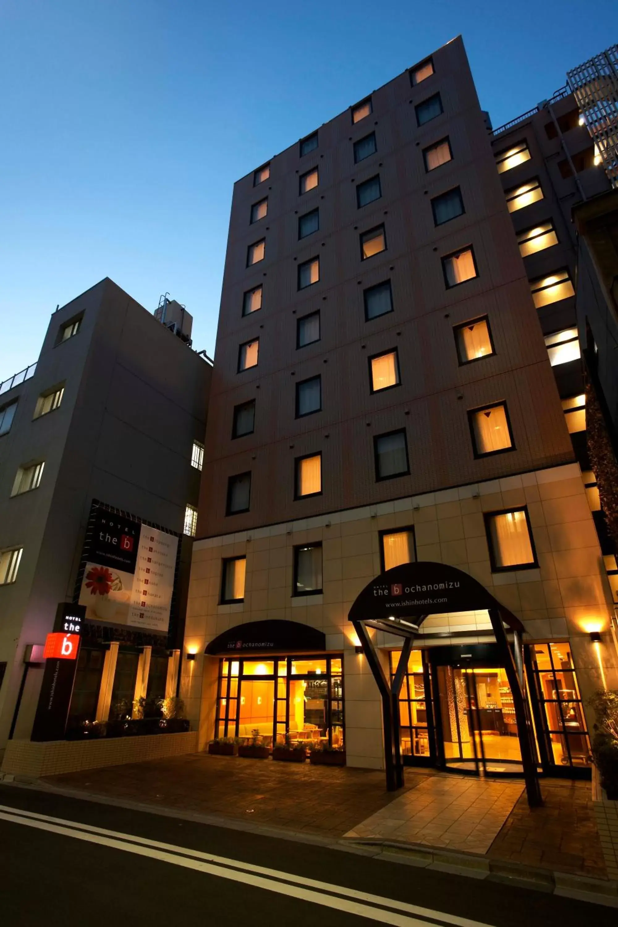 Facade/entrance in the b ochanomizu Facade/entrance in the b ochanomizu