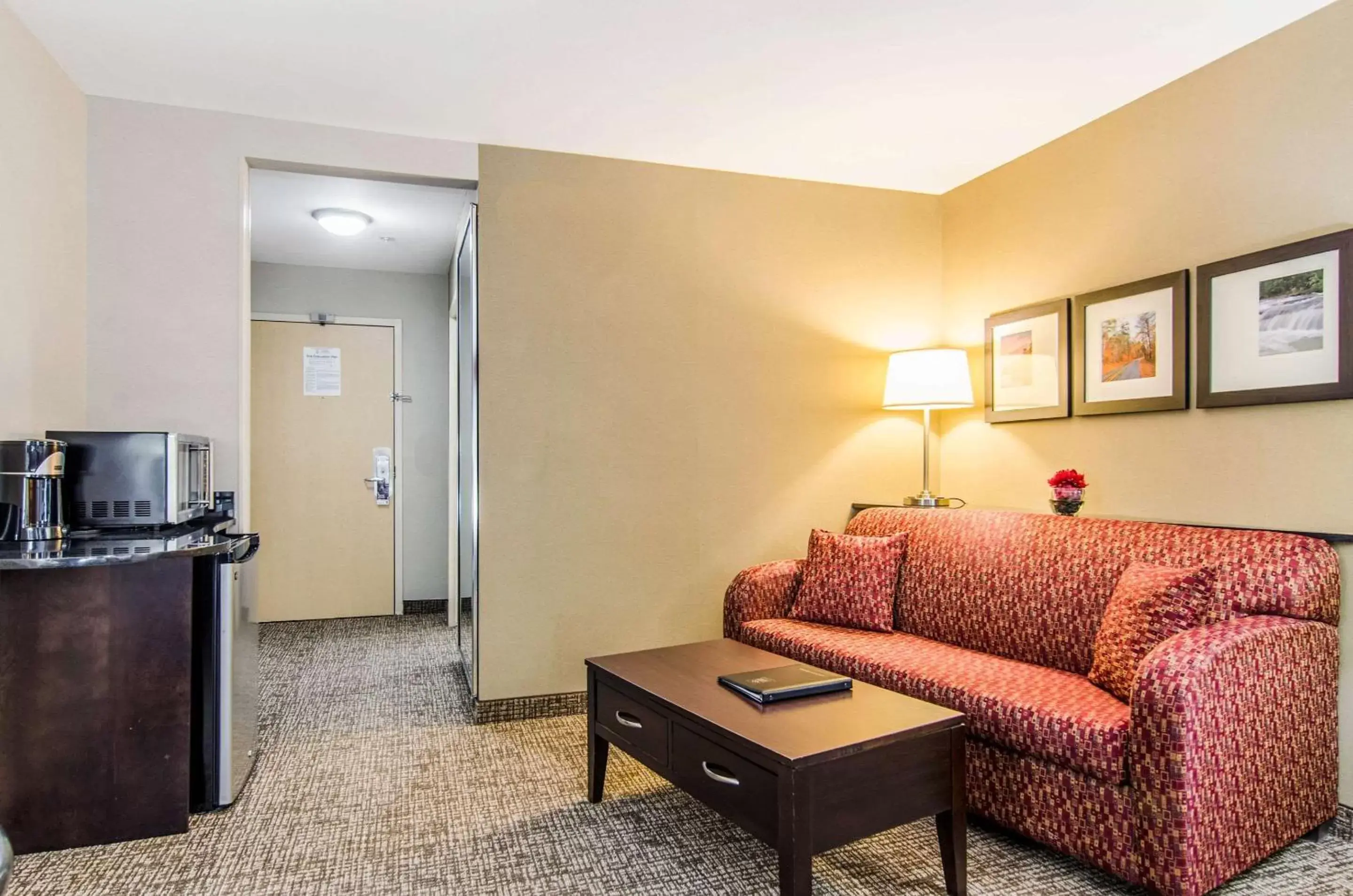 Photo of the whole room, Seating Area in Comfort Suites Bentonville - Rogers