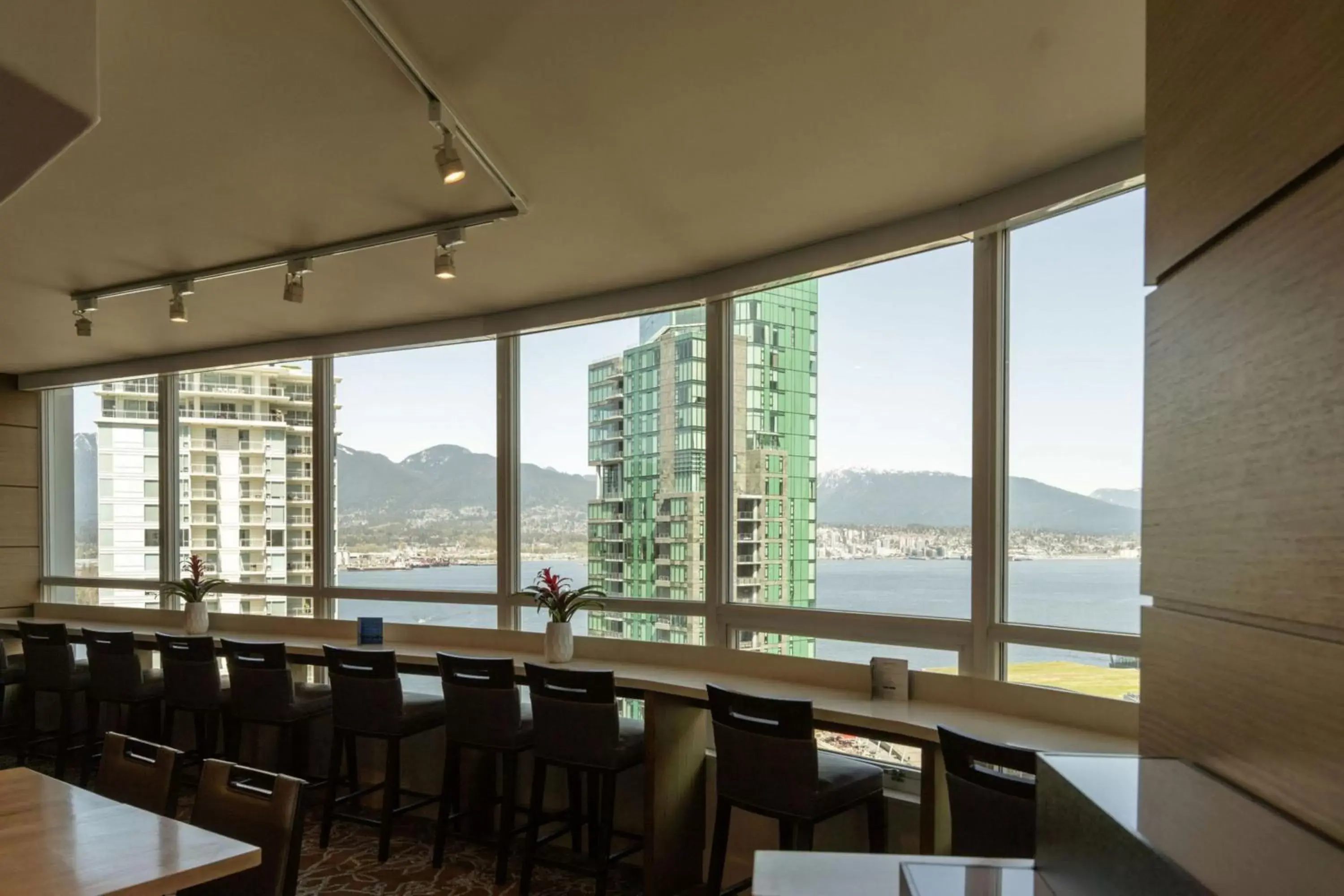 Lounge or bar in Vancouver Marriott Pinnacle Downtown Hotel