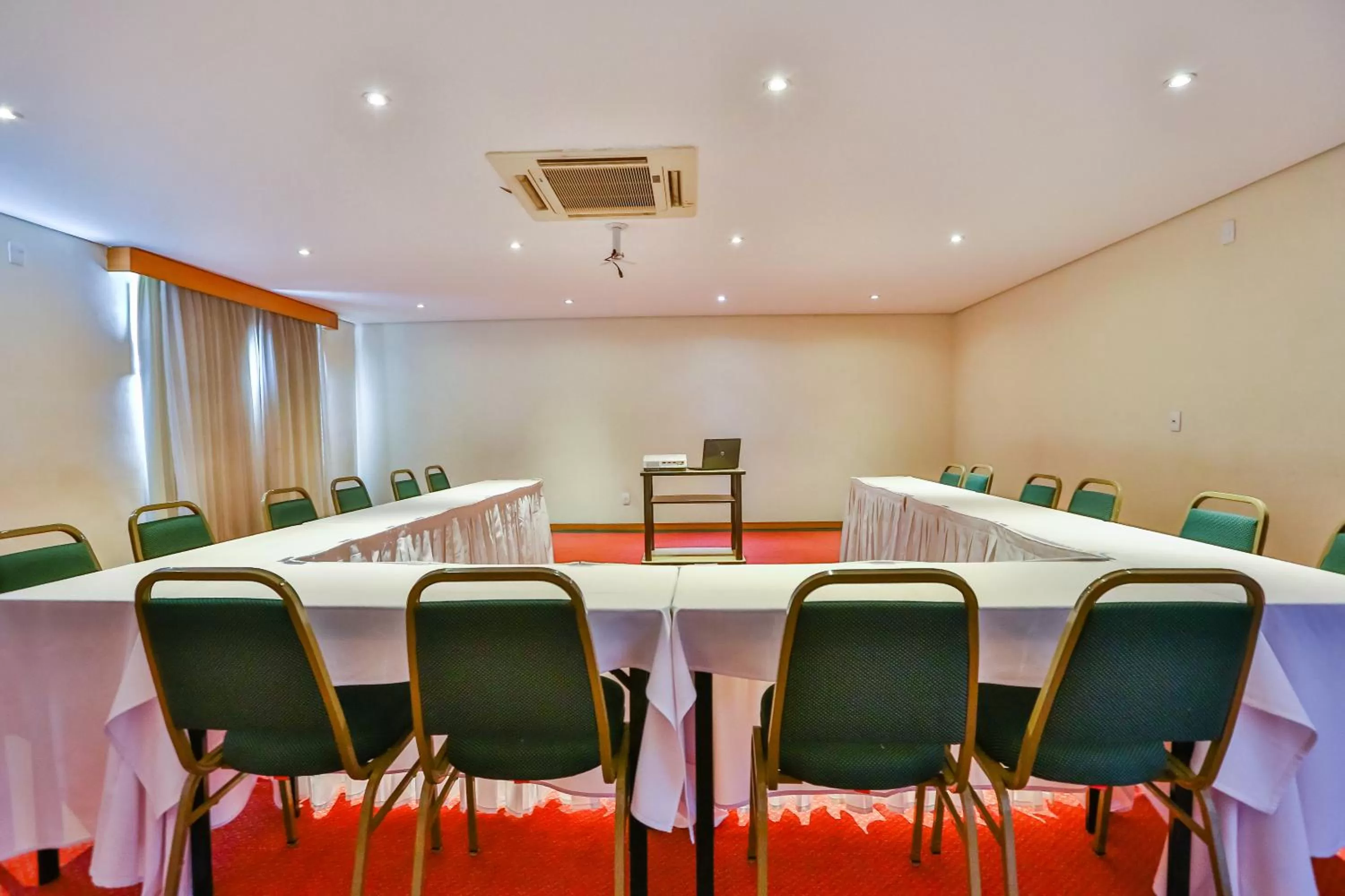 Meeting/conference room in Red Roof Inn Jundiaí