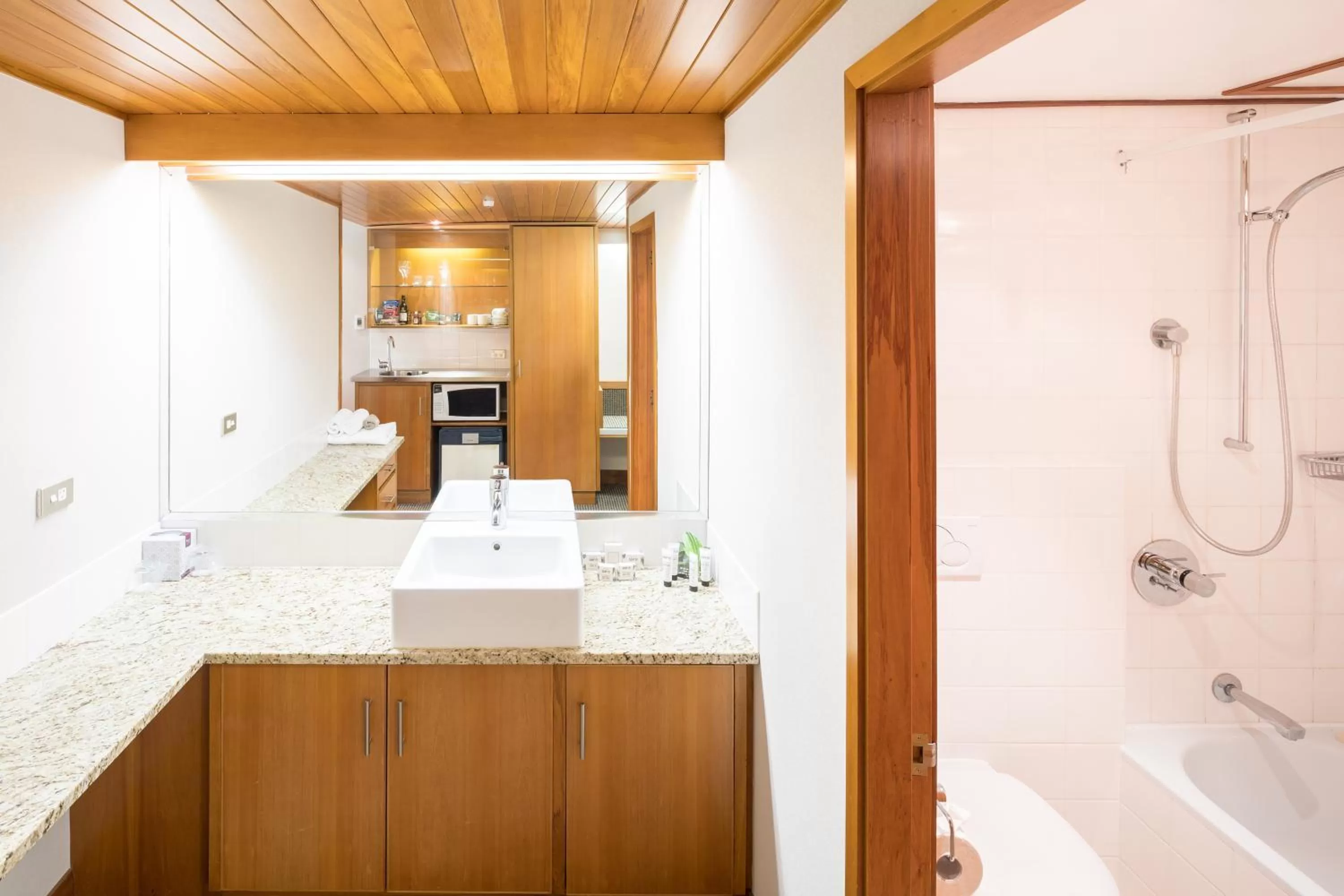 Bathroom in Commodore Airport Hotel Christchurch