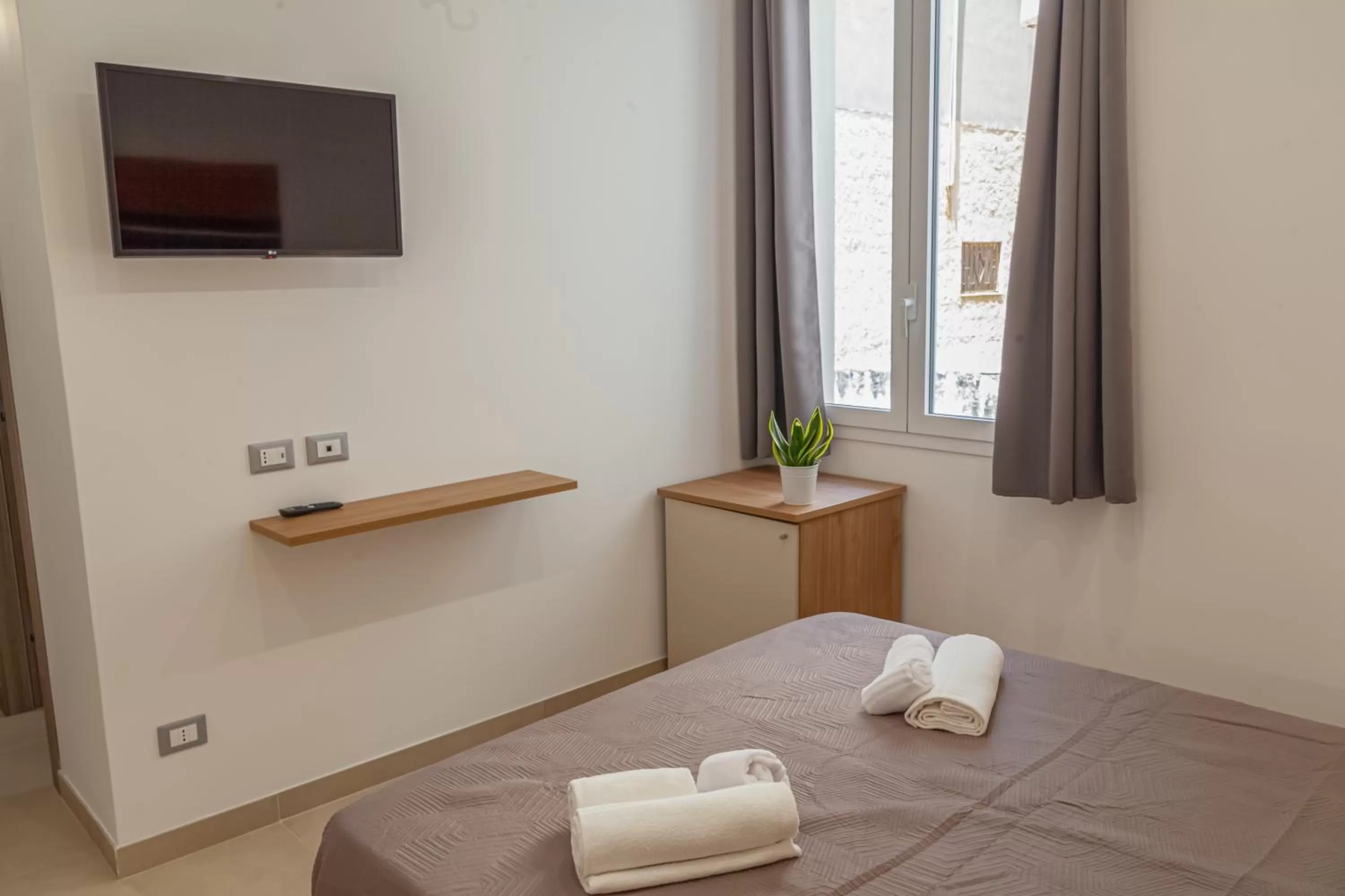 Photo of the whole room, TV/Entertainment Center in Isgrò Rooms