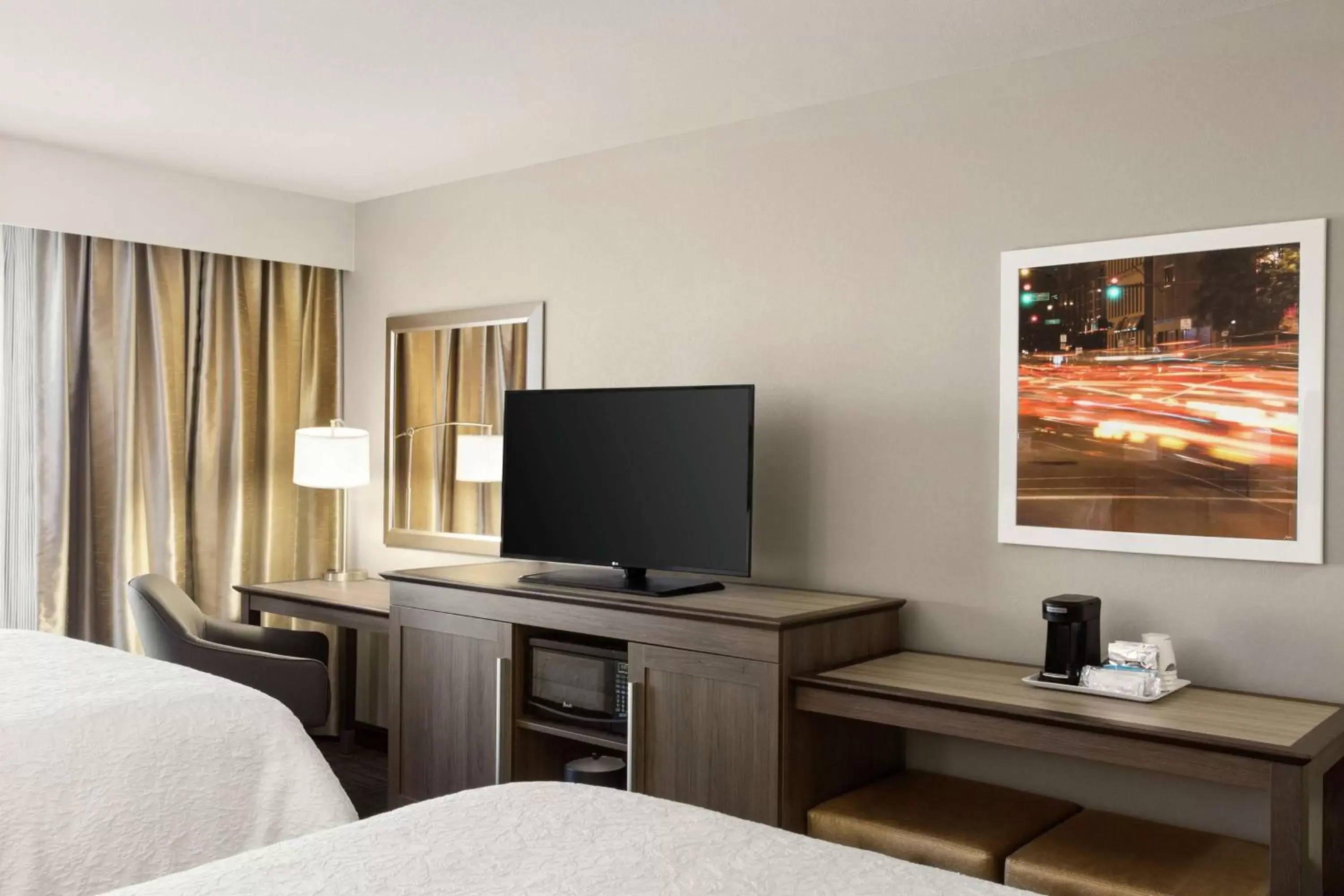 Bedroom, TV/Entertainment Center in Hampton Inn & Suites Minooka