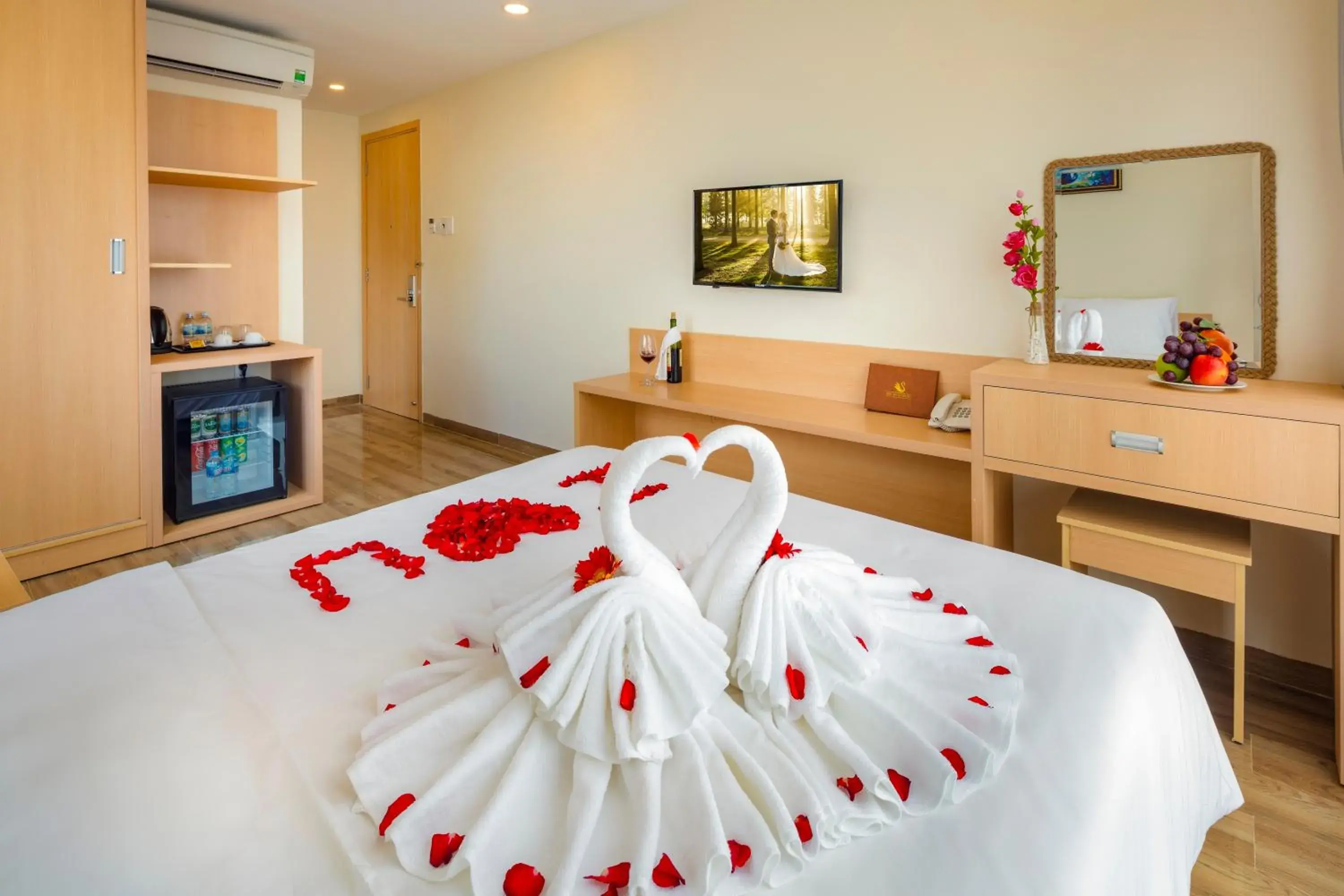 Photo of the whole room, Bed in The Swan Nha Trang Hotel Photo of the whole room, Bed in The Swan Nha Trang Hotel