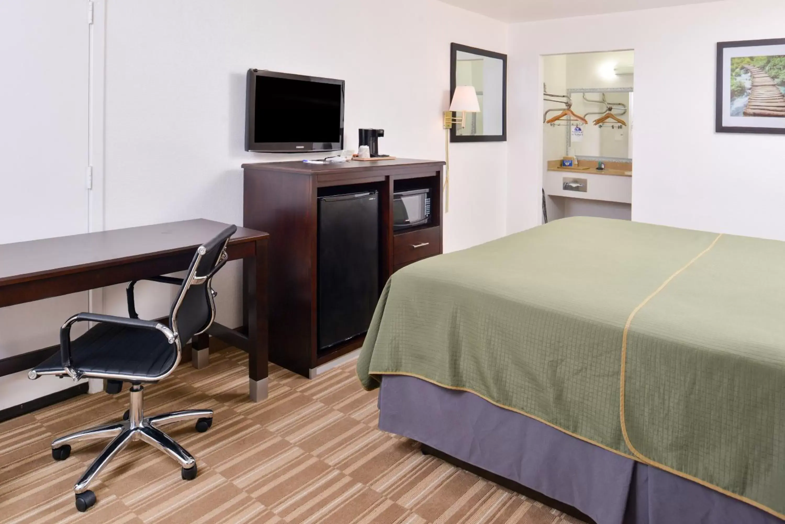 Bedroom, TV/Entertainment Center in Americas Best Value Inn Clute