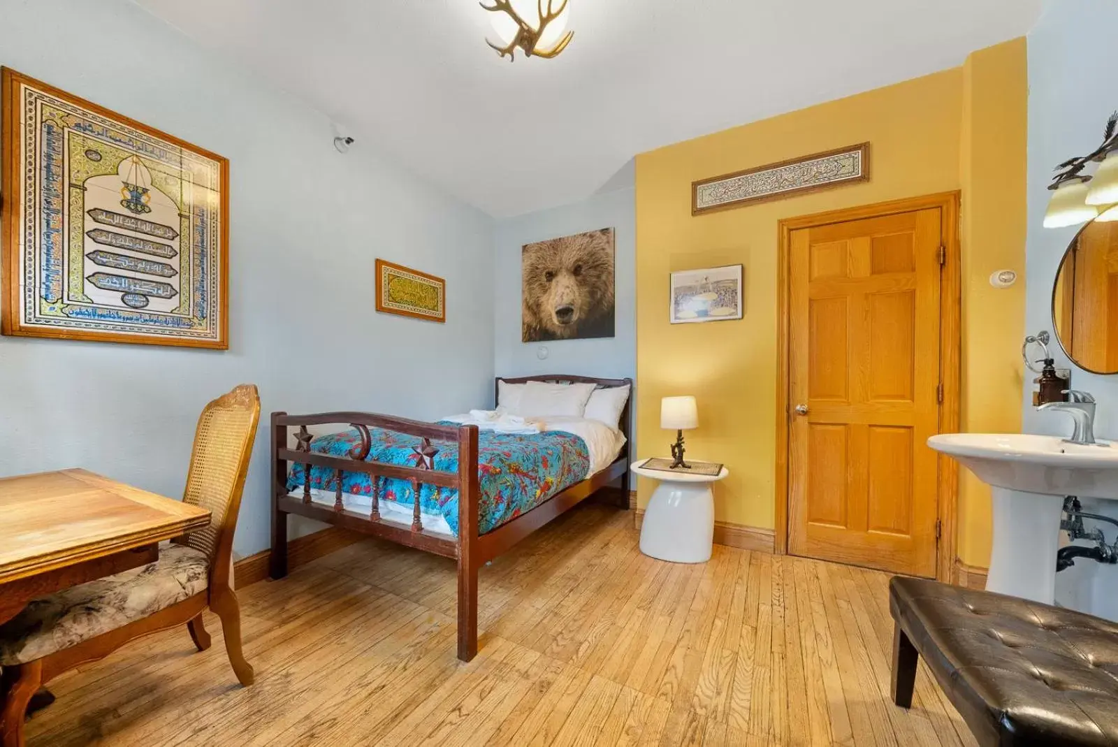 Bedroom, Bed in Qupqugiaq Inn