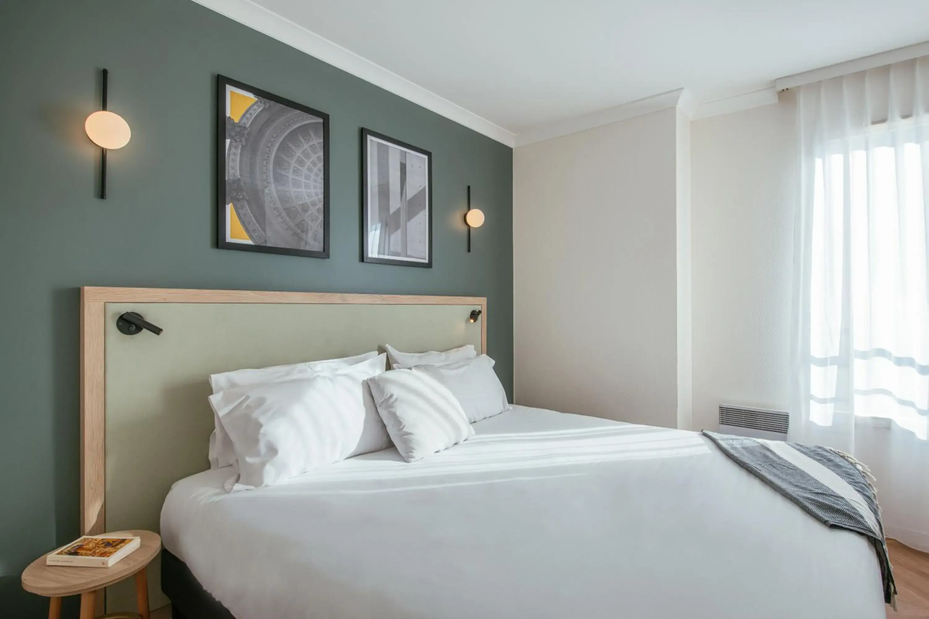 Bedroom, Bed in Adagio Paris Buttes Chaumont Aparthotel