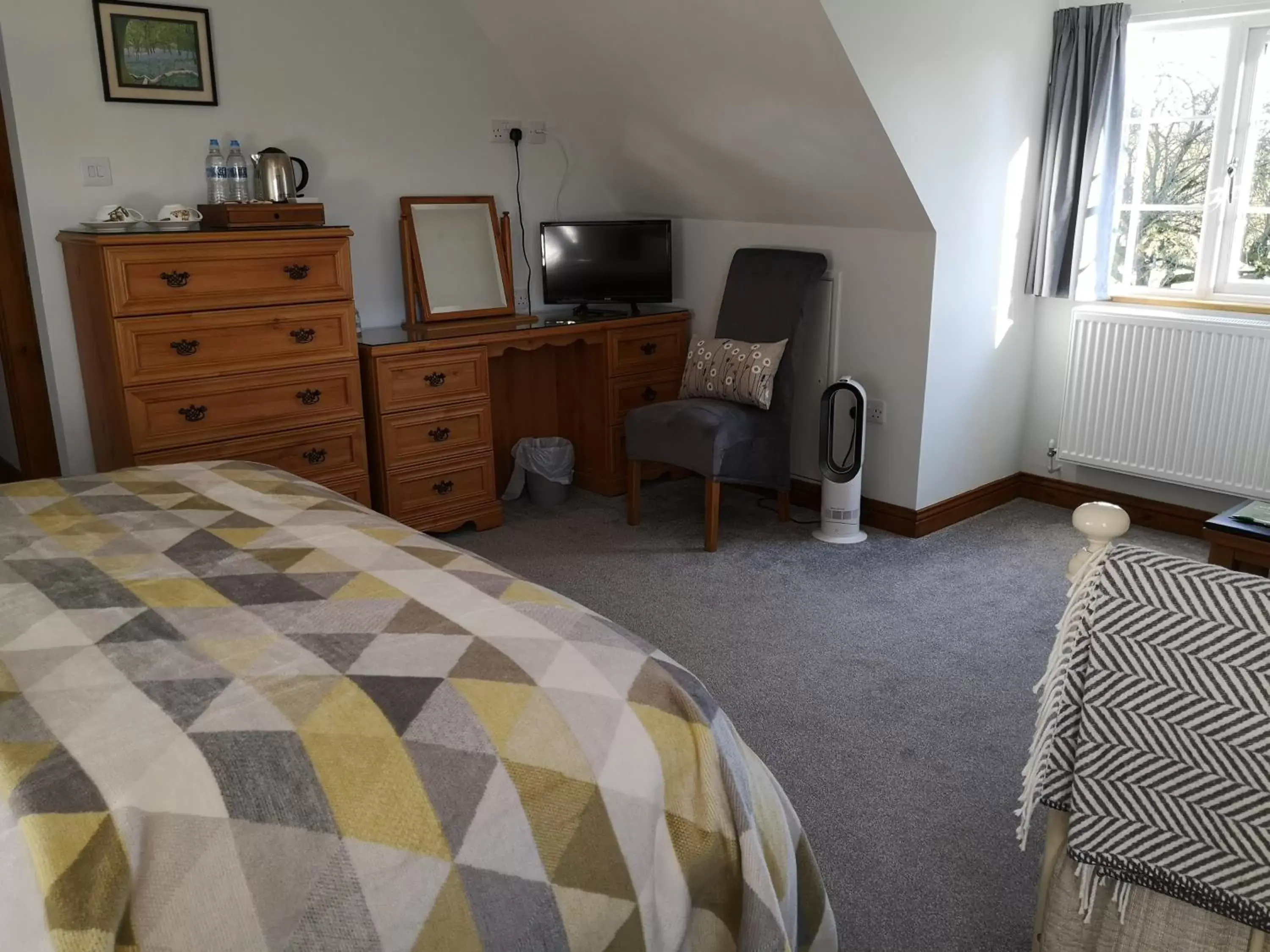 Bedroom, Seating Area in White Cottage B and B