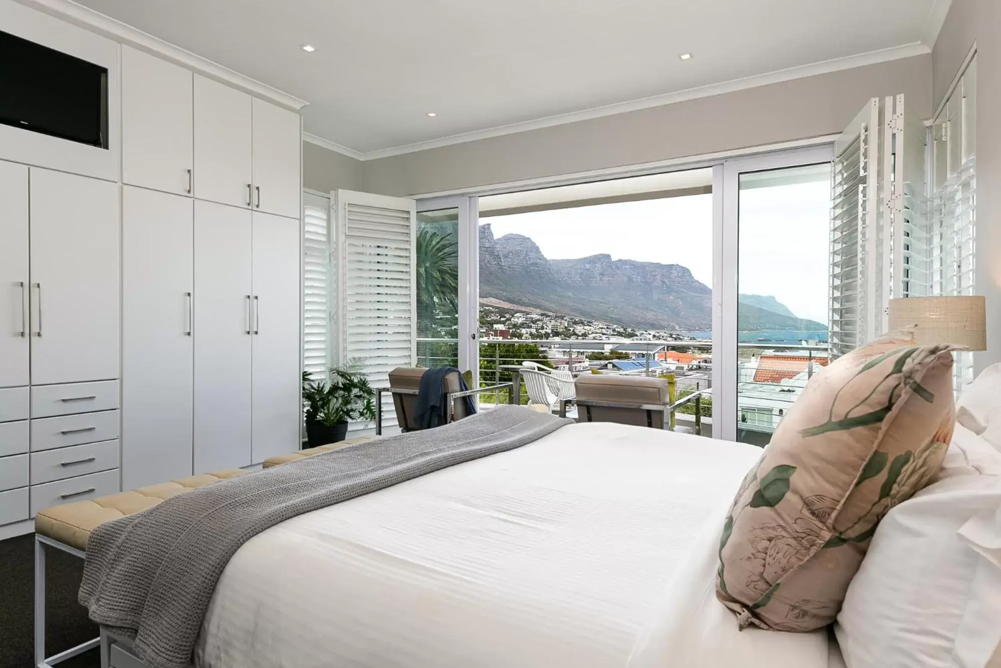 Bedroom, Mountain View in Camps Bay Retreat Hotel