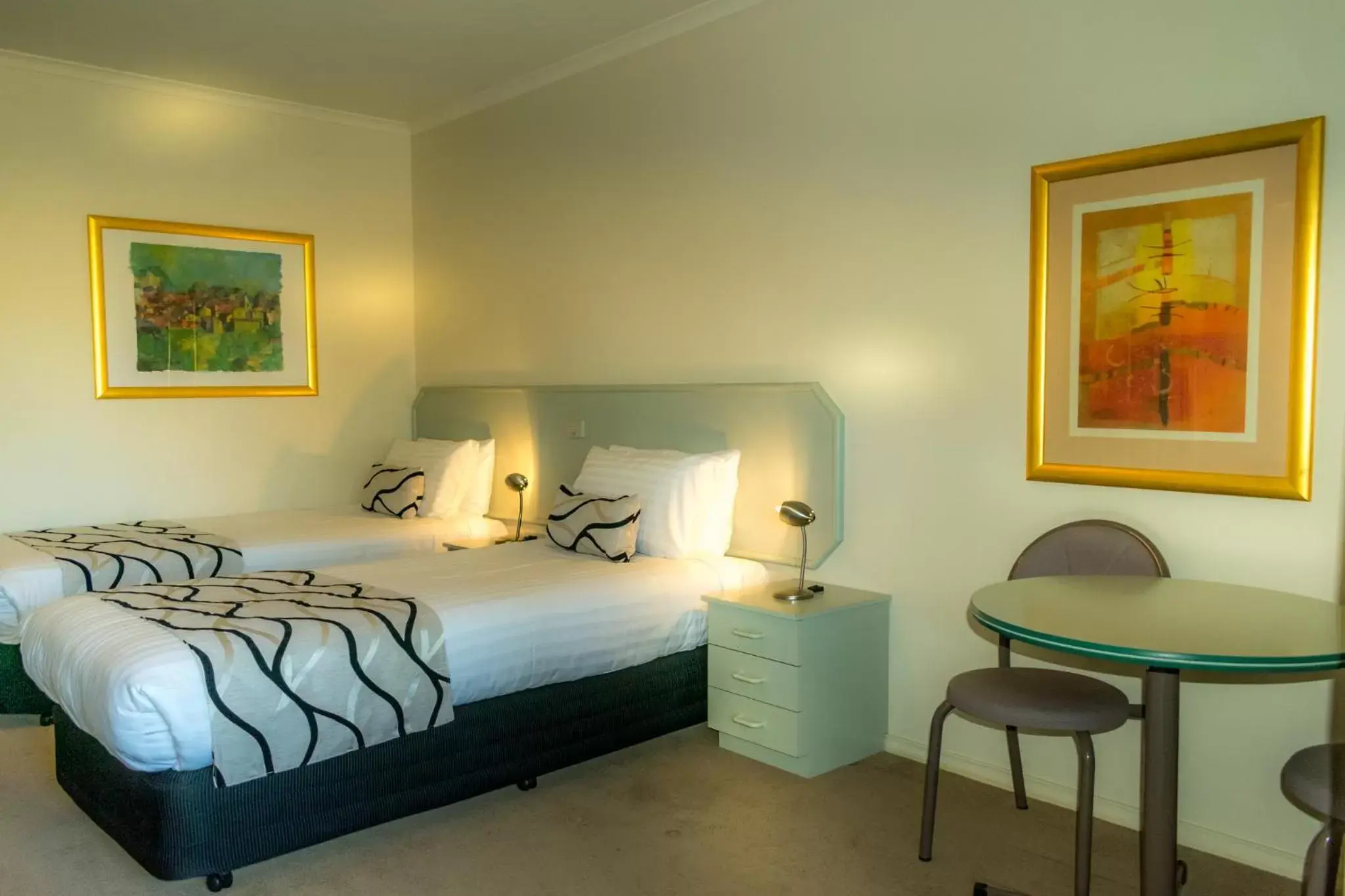 Bed in Deniliquin Country Club Motor Inn