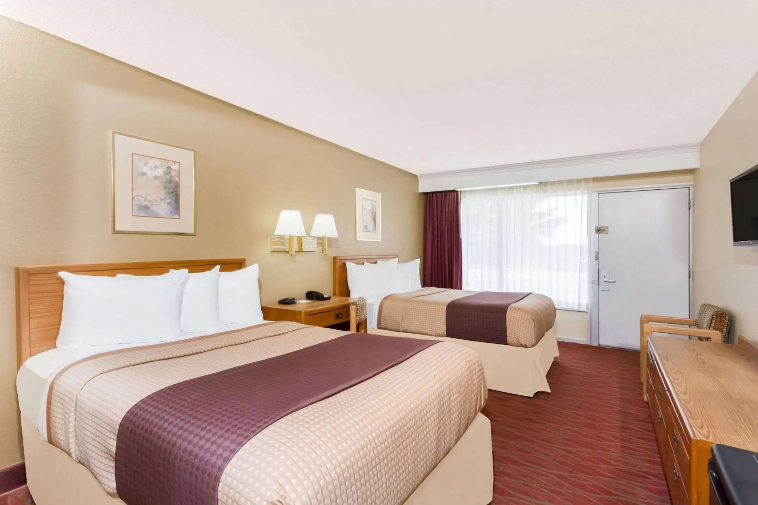 Photo of the whole room, Bed in Days Inn by Wyndham Staunton