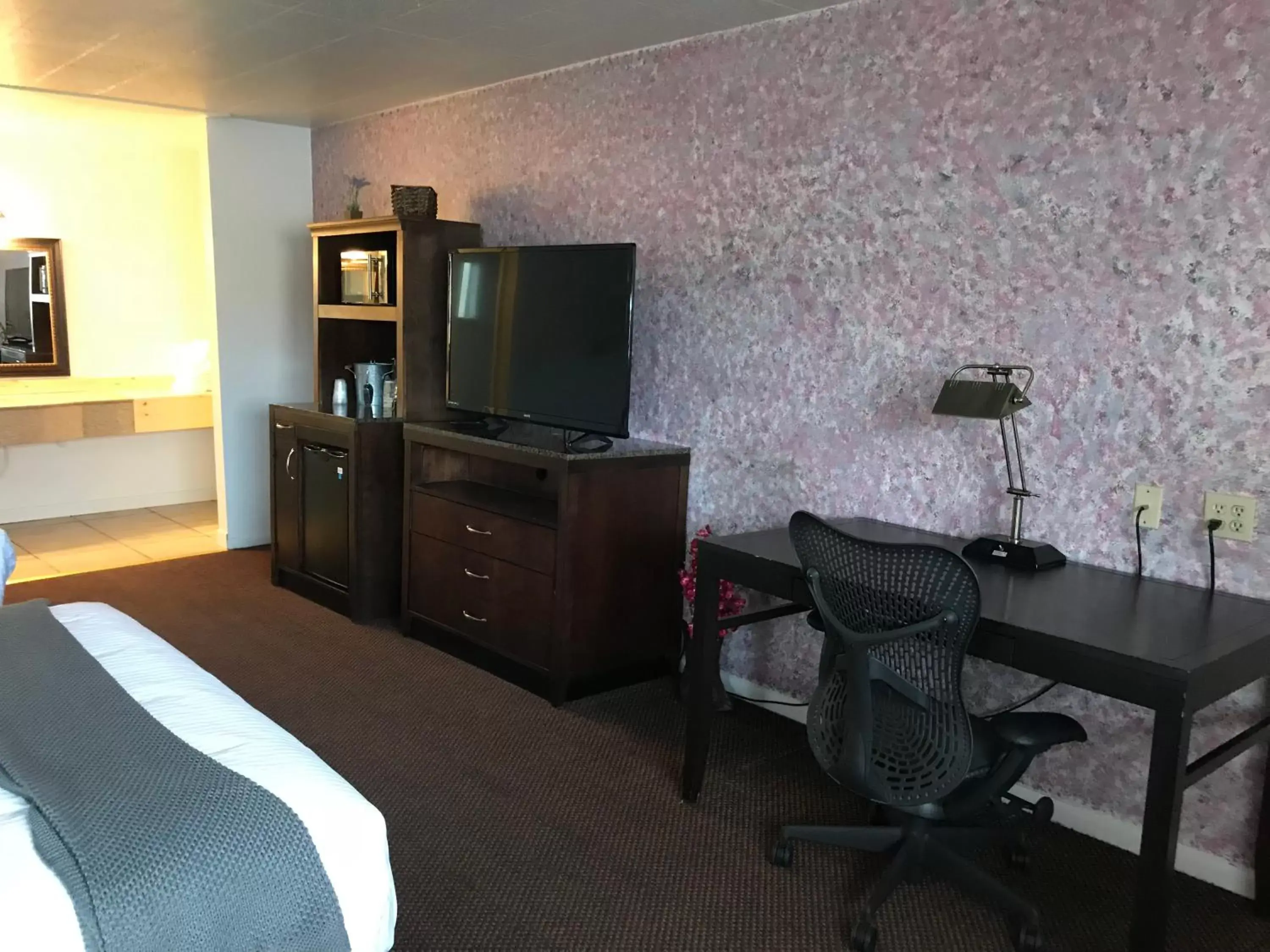 TV and multimedia, TV/Entertainment Center in Country West Motel of Rock Springs