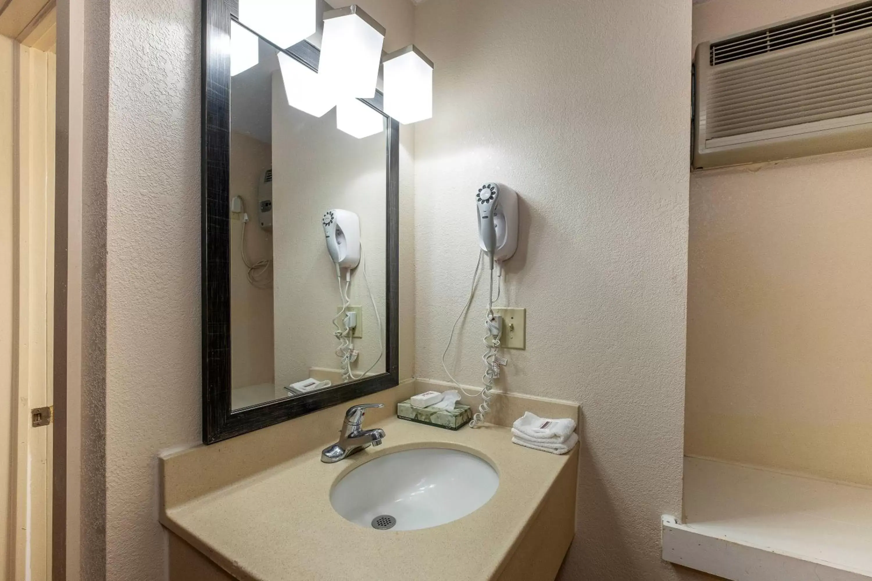 Bathroom in Red Roof Inn Neptune - Jersey Shore