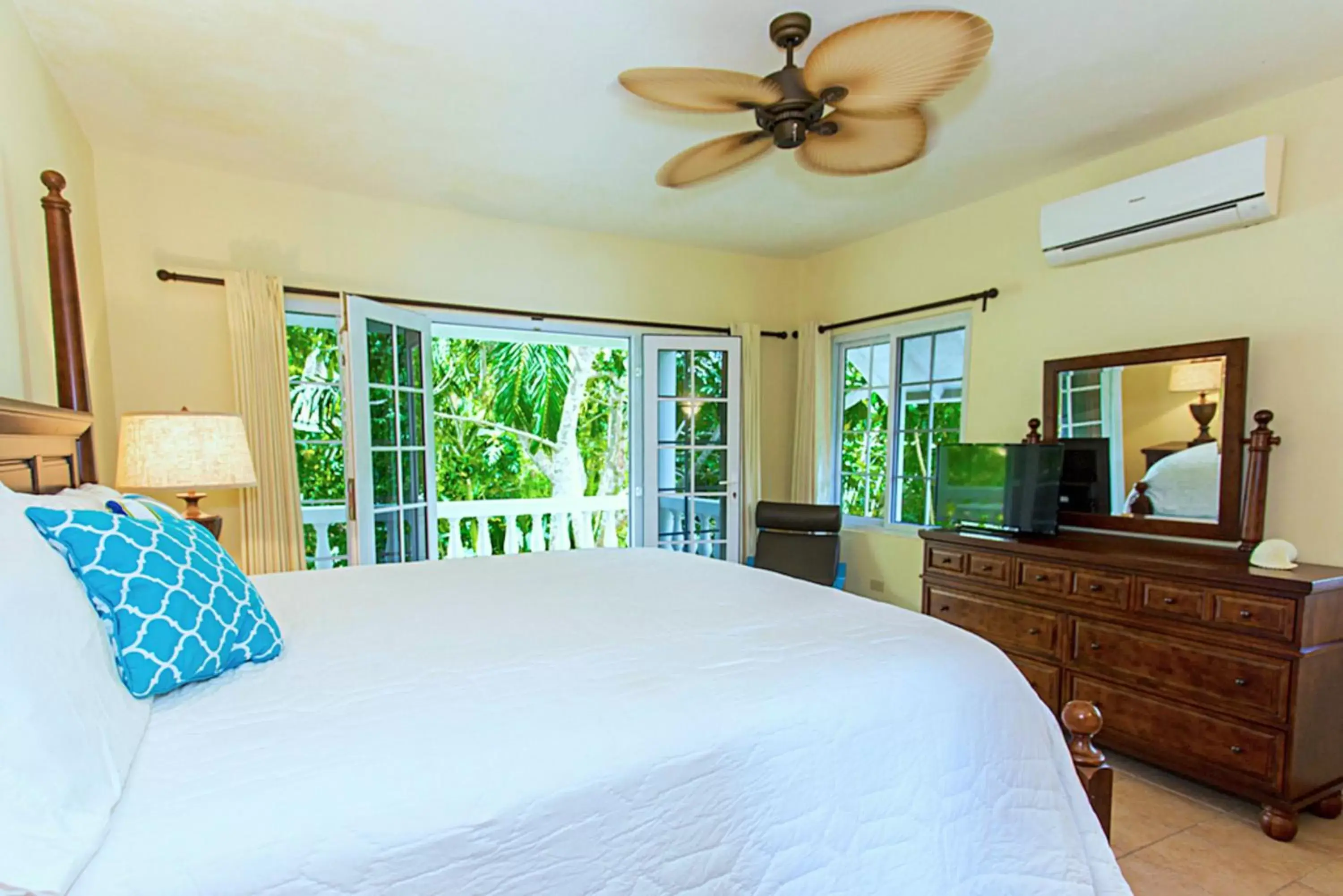 Bedroom, Bed in Beach House Condos, Negril