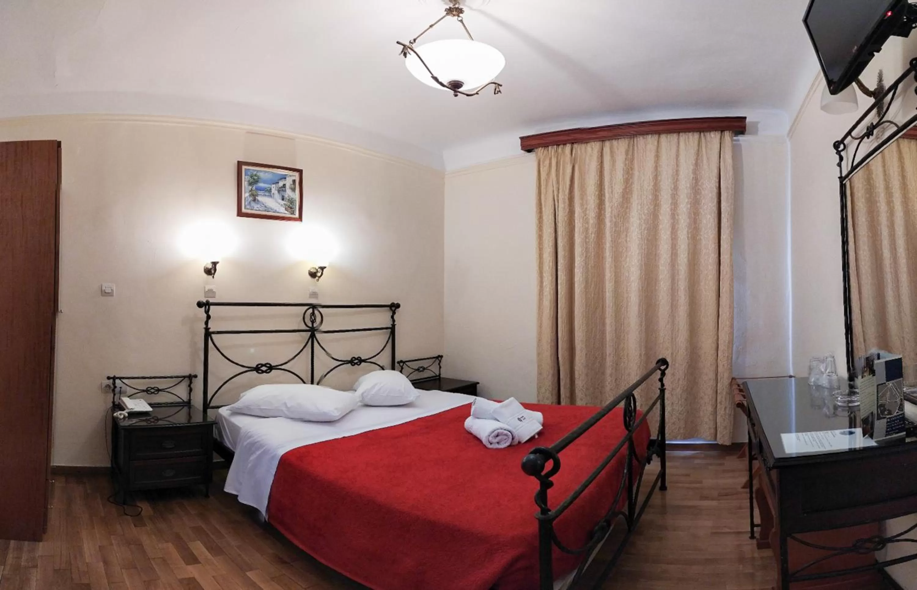 Photo of the whole room, Bed in Cecil Hotel