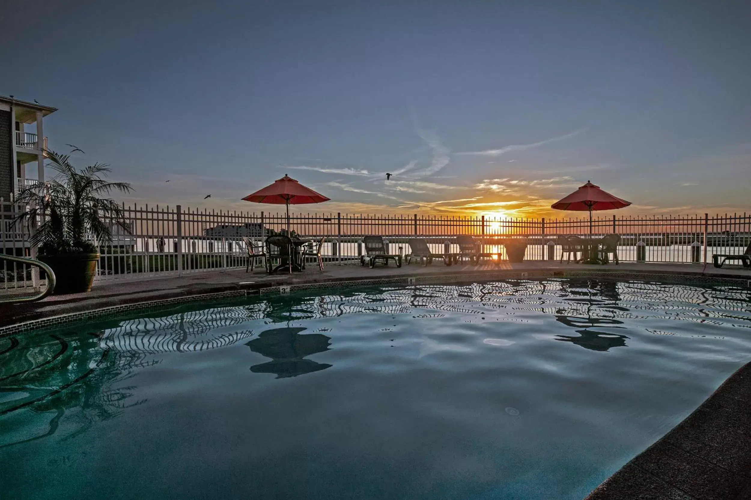 Swimming Pool in Comfort Suites Chincoteague Island Bayfront Resort