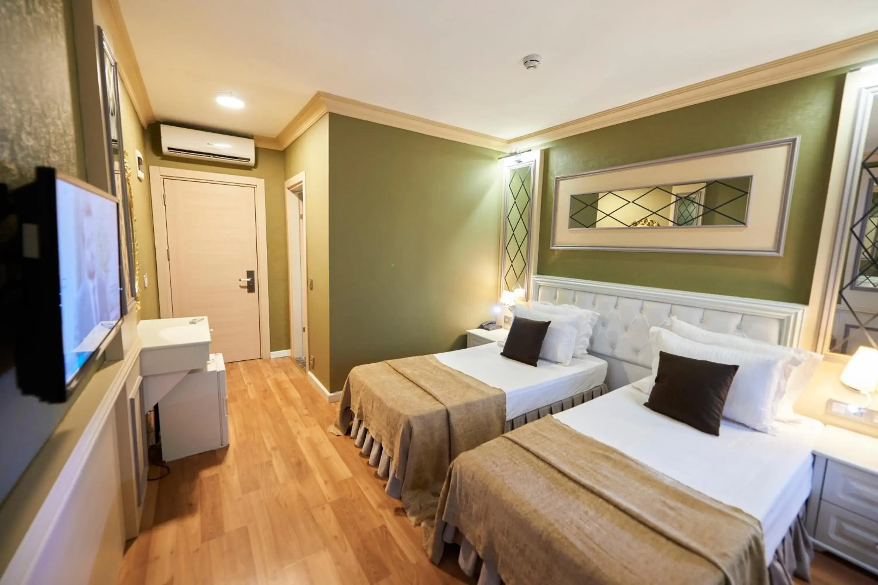 Photo of the whole room, Bed in Sunlight Hotel Photo of the whole room, Bed in Sunlight Hotel