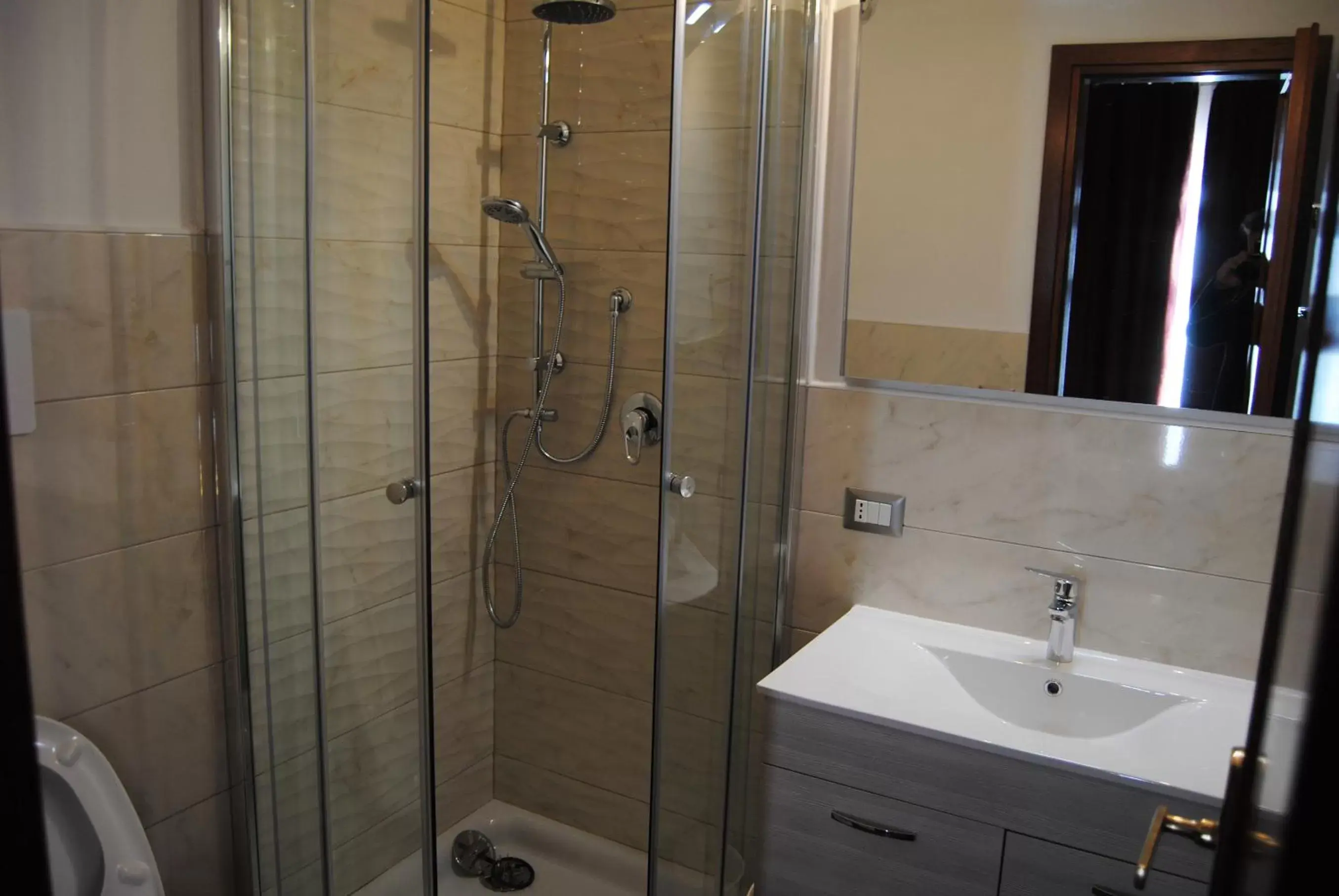 Shower, Bathroom in B&B Kenzia