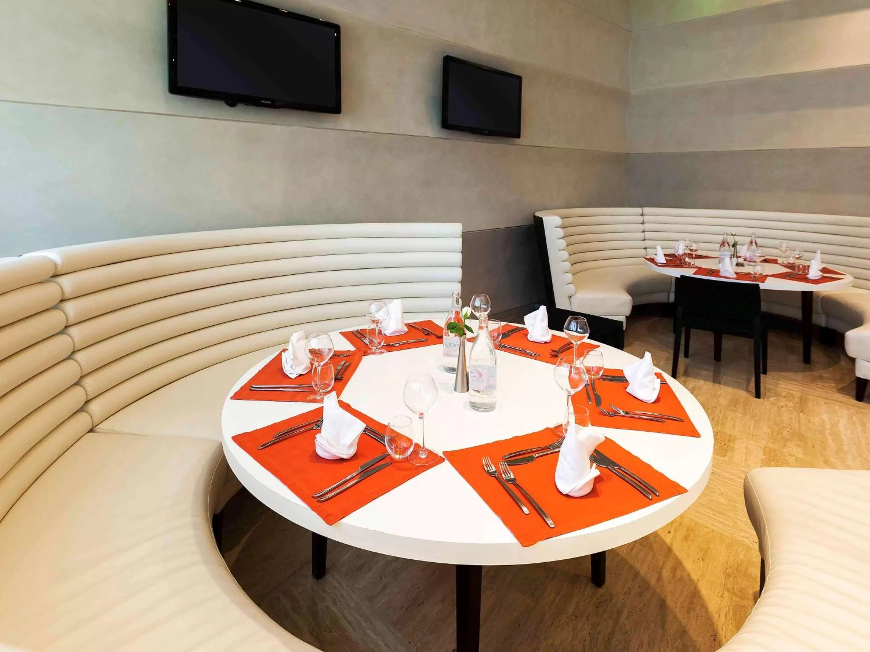 Restaurant/places to eat in Novotel Tunis