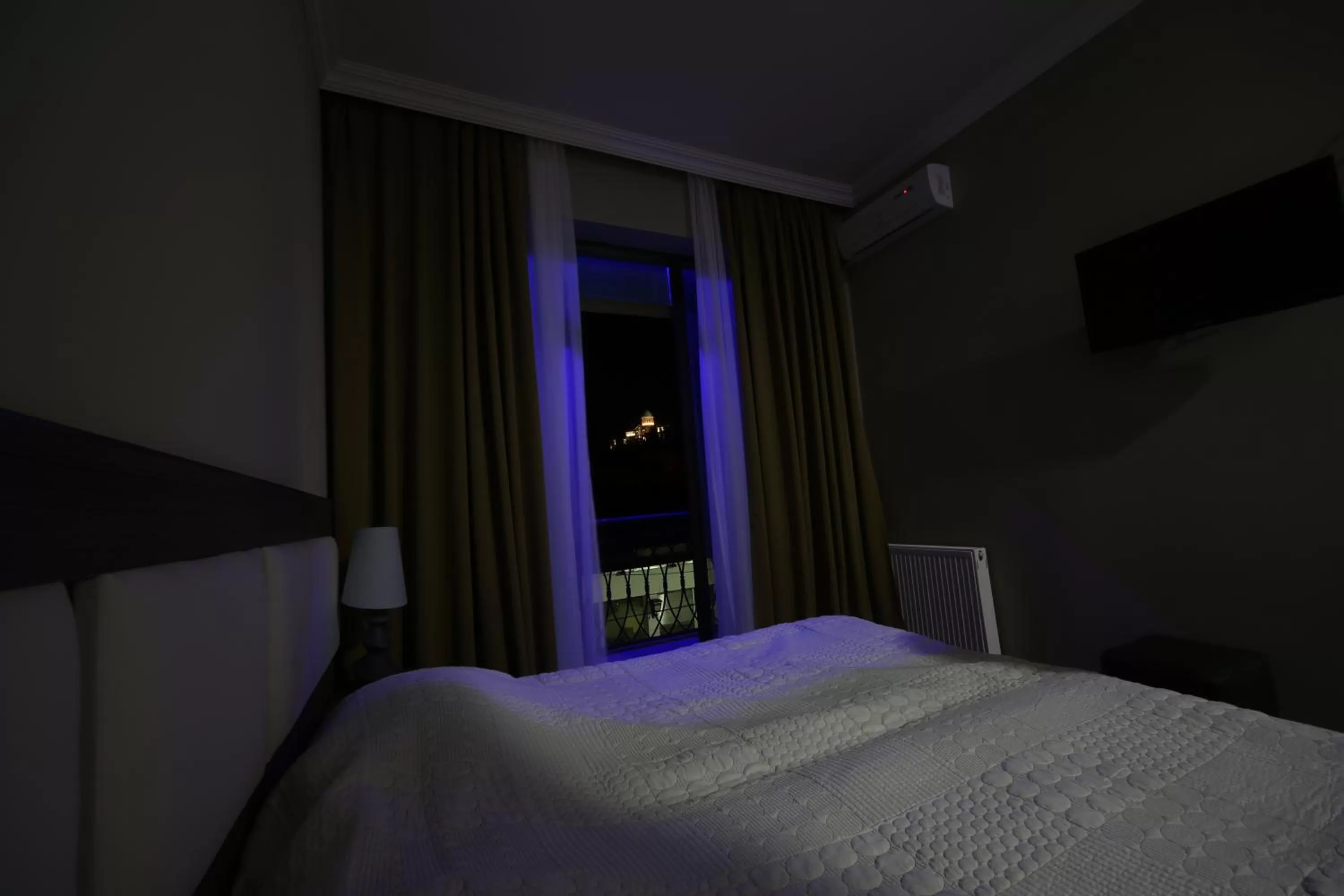 Photo of the whole room, Bed in Discovery Hotel