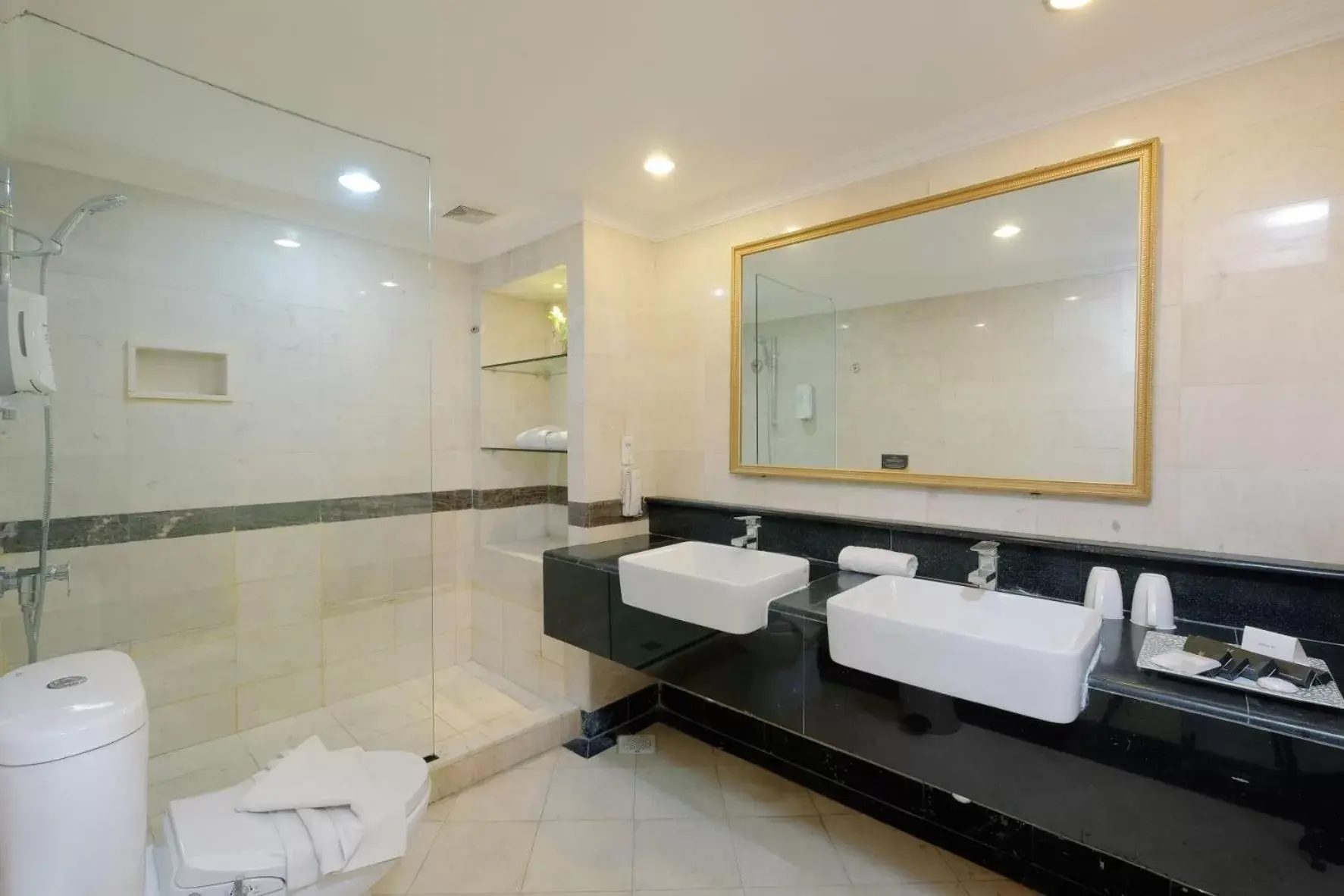 Bathroom in Metro Park View Hotel Kota Lama Semarang