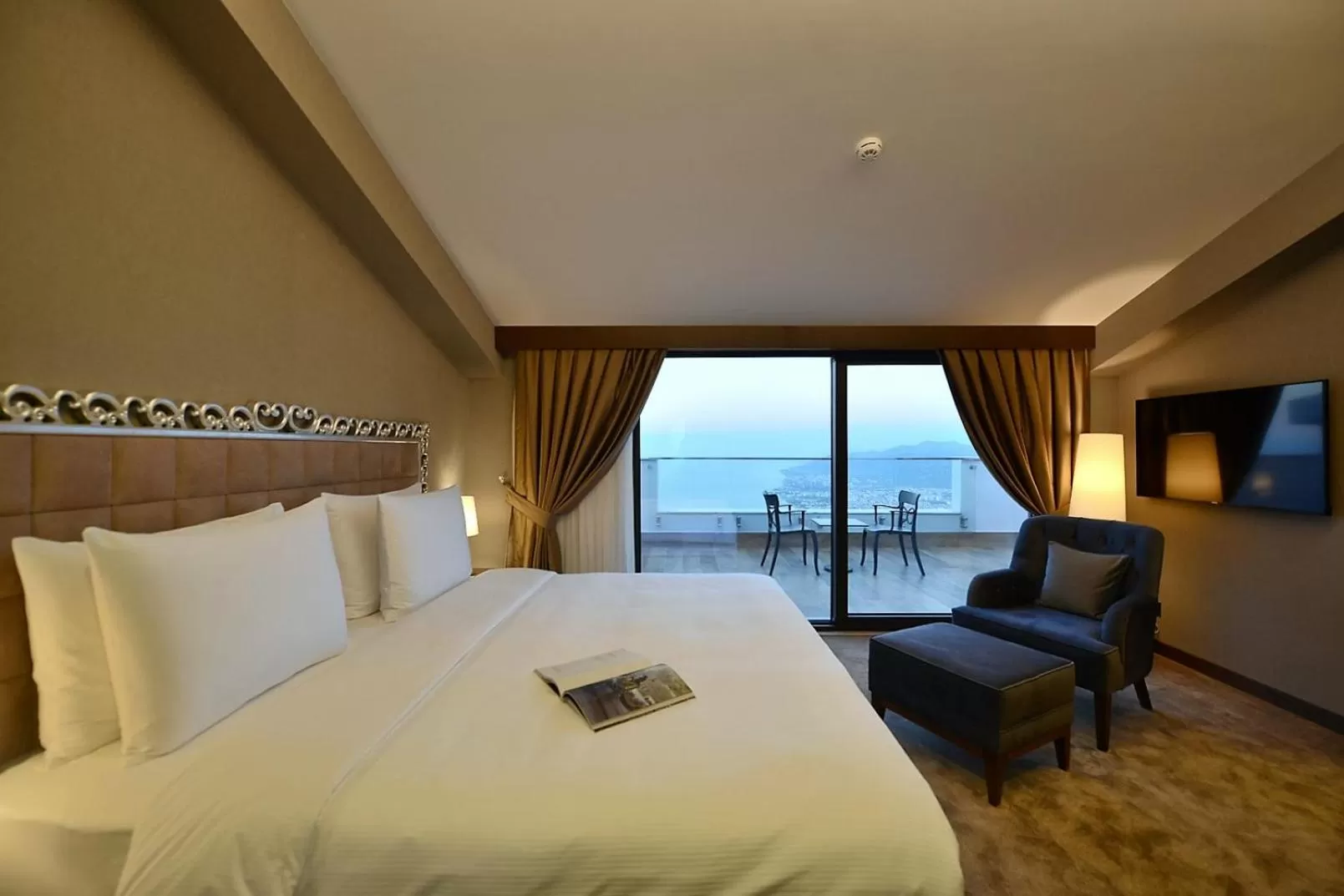 Day, Bed in Radisson Blu Hotel, Ordu