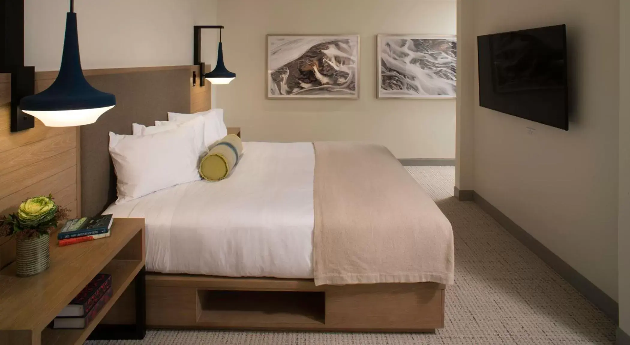 Bedroom, Bed in Limelight Hotel Ketchum