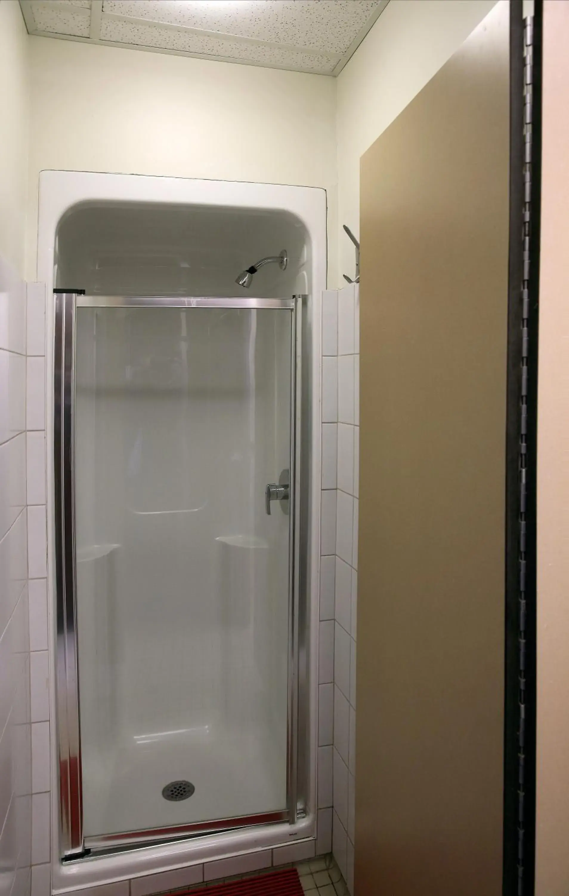 Shower, Bathroom in Auberge Internationale de Quebec - HI CANADA