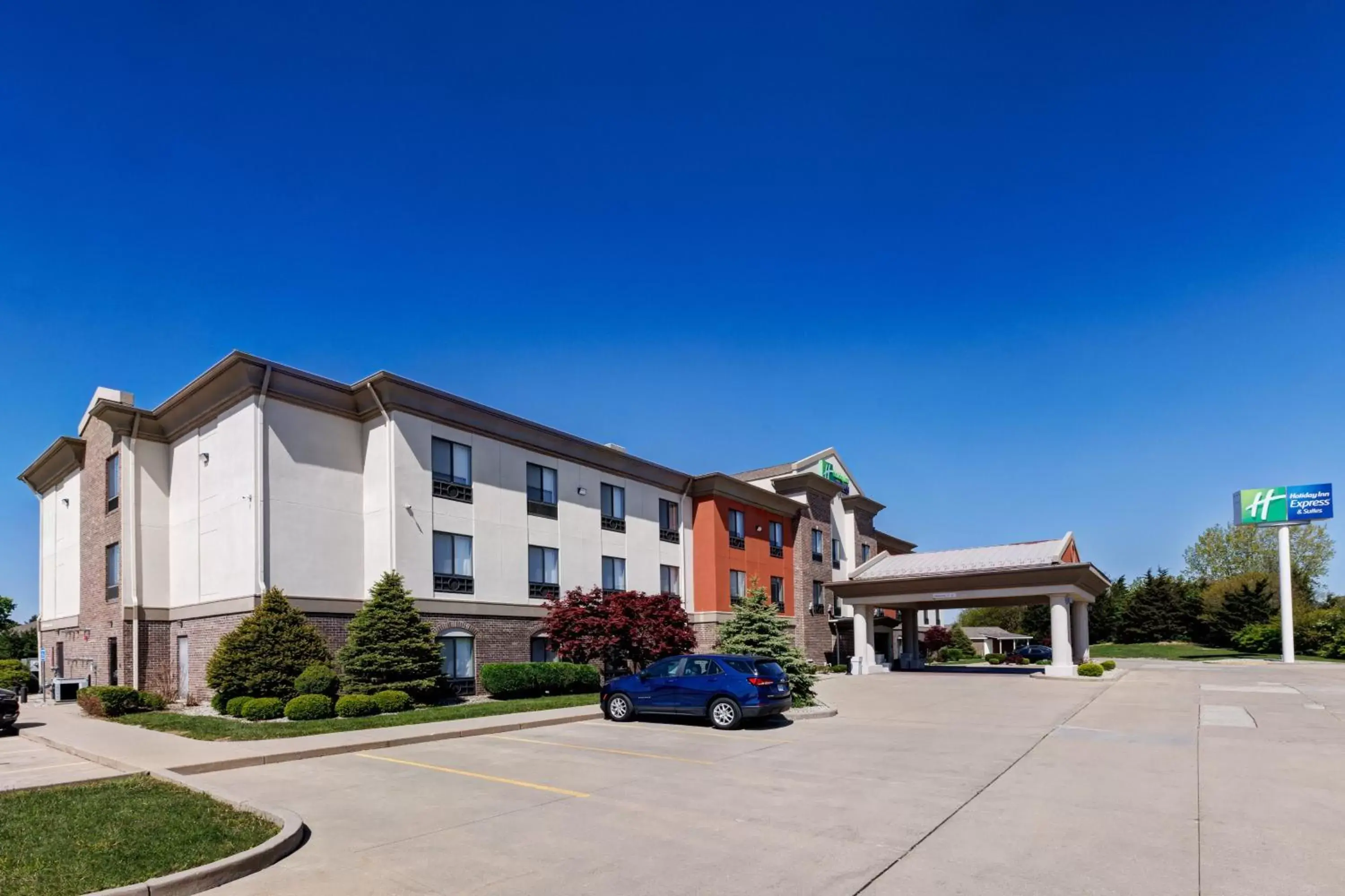 Property Building in Holiday Inn Express Hotel & Suites Shelbyville, an IHG Hotel