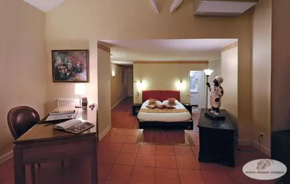 Photo of the whole room, Bed in Le Continental