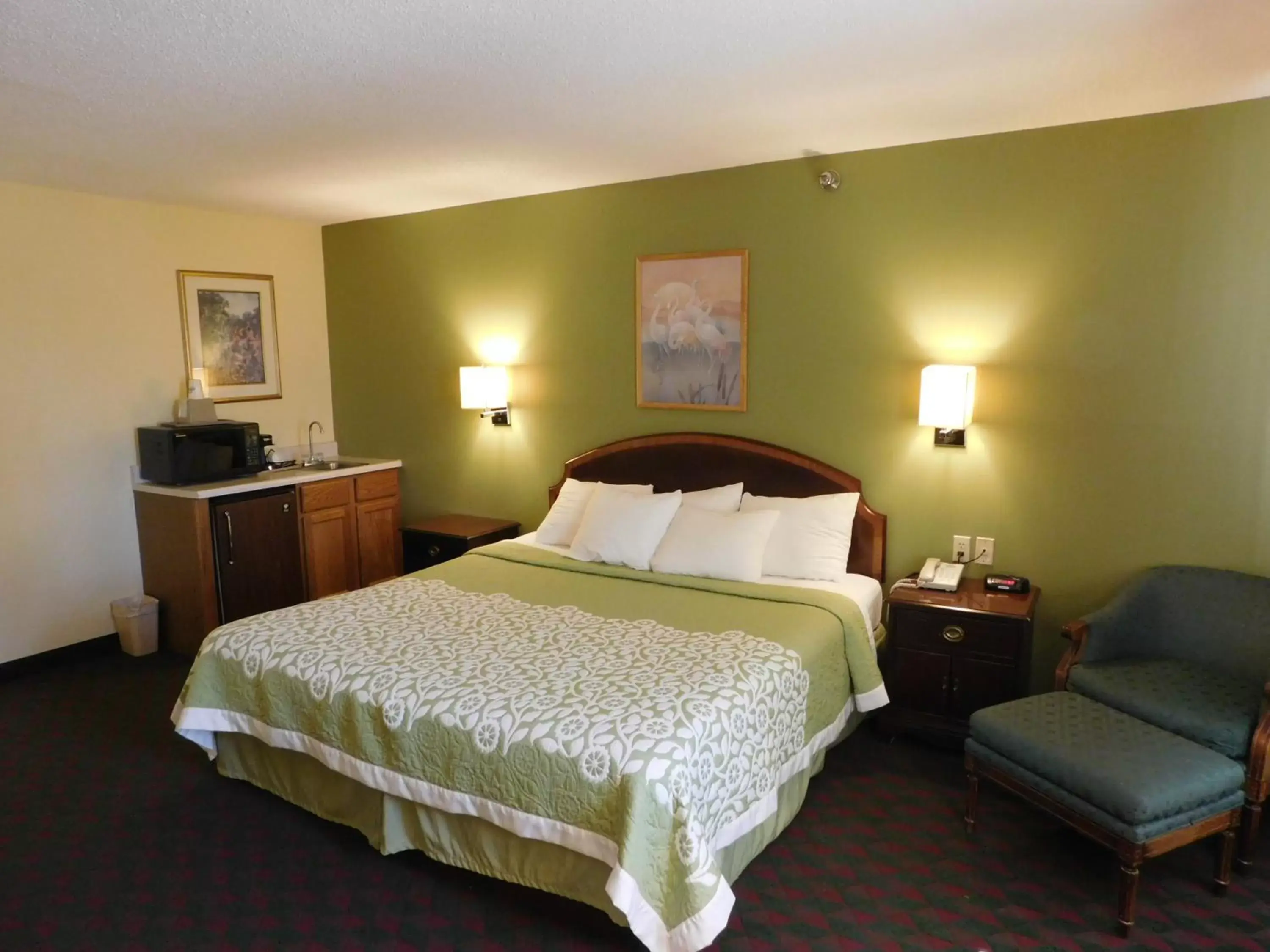 Bedroom, Bed in Days Inn by Wyndham Lexington NE