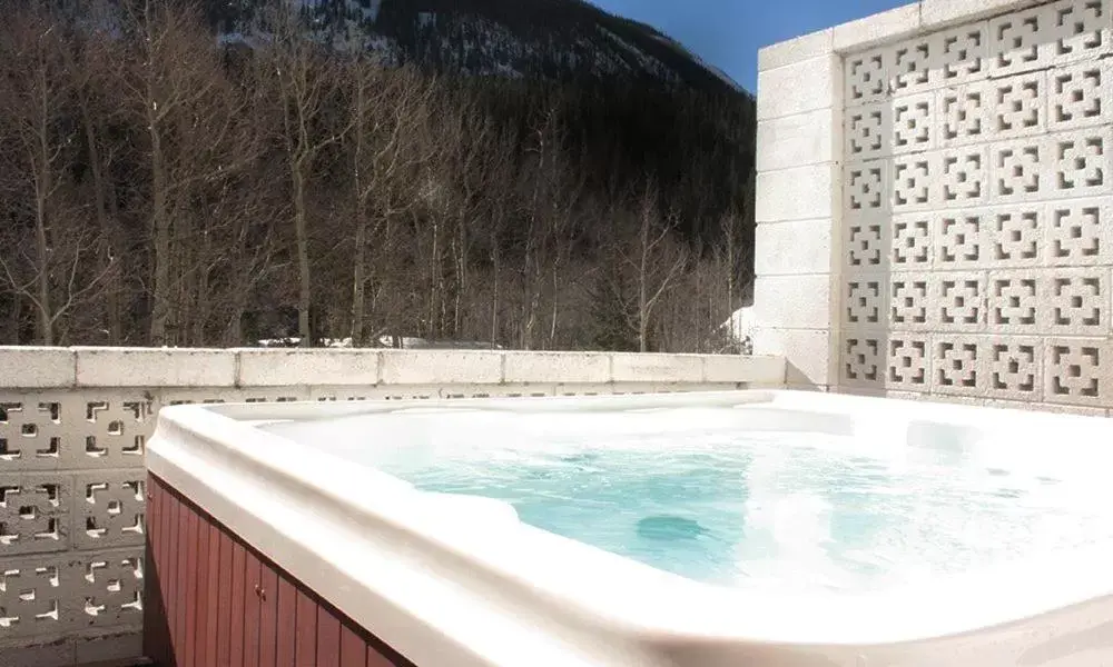 Hot Tub in Monarch Mountain Lodge
