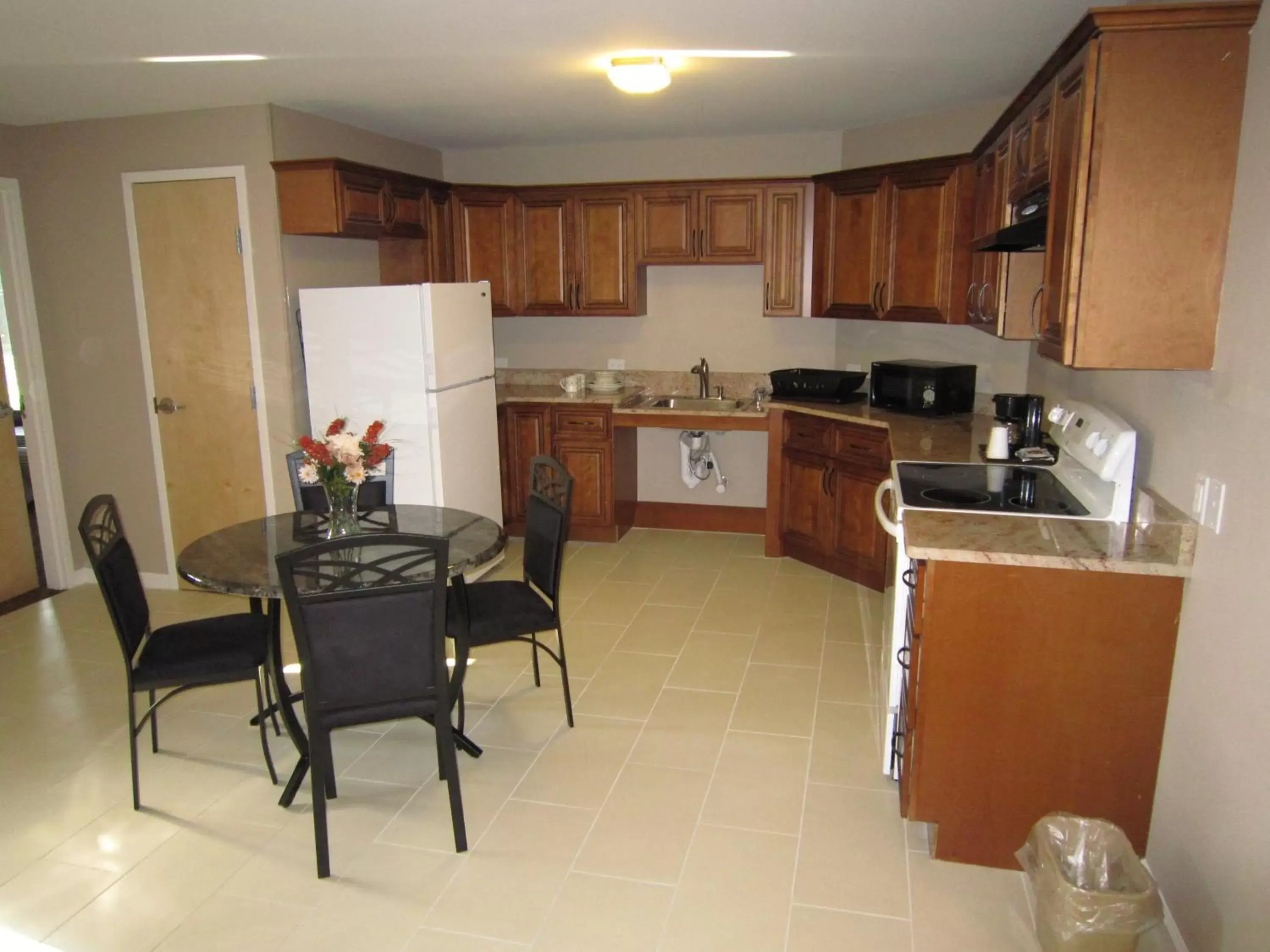 Dining area, Kitchen/Kitchenette in Red Carpet Inn and Suites Monmouth Junction