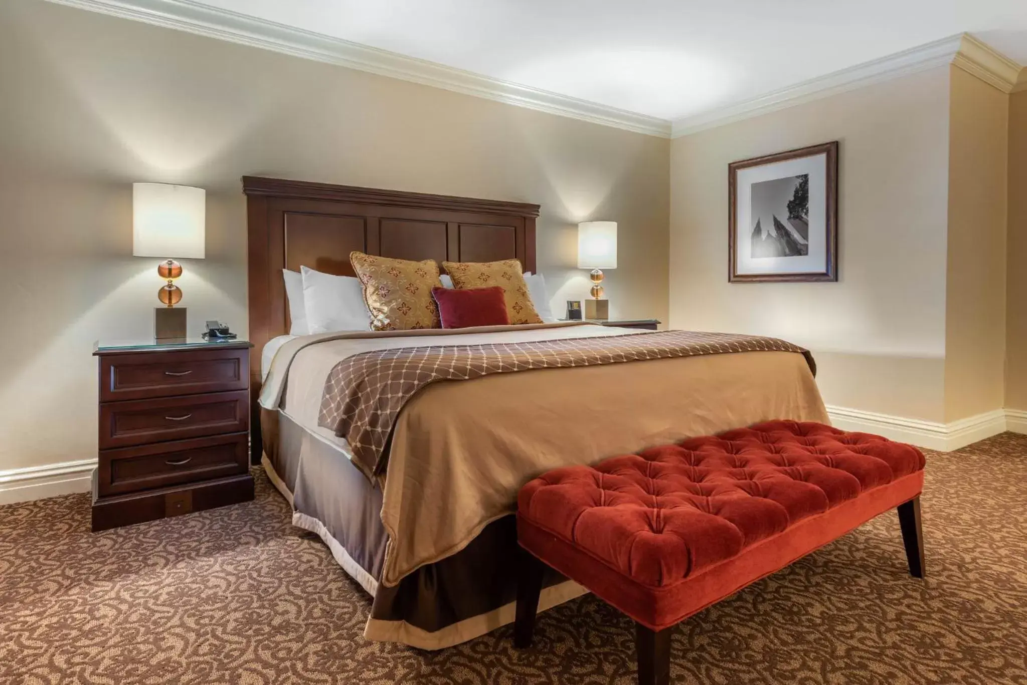 Photo of the whole room, Bed in Omni William Penn Hotel