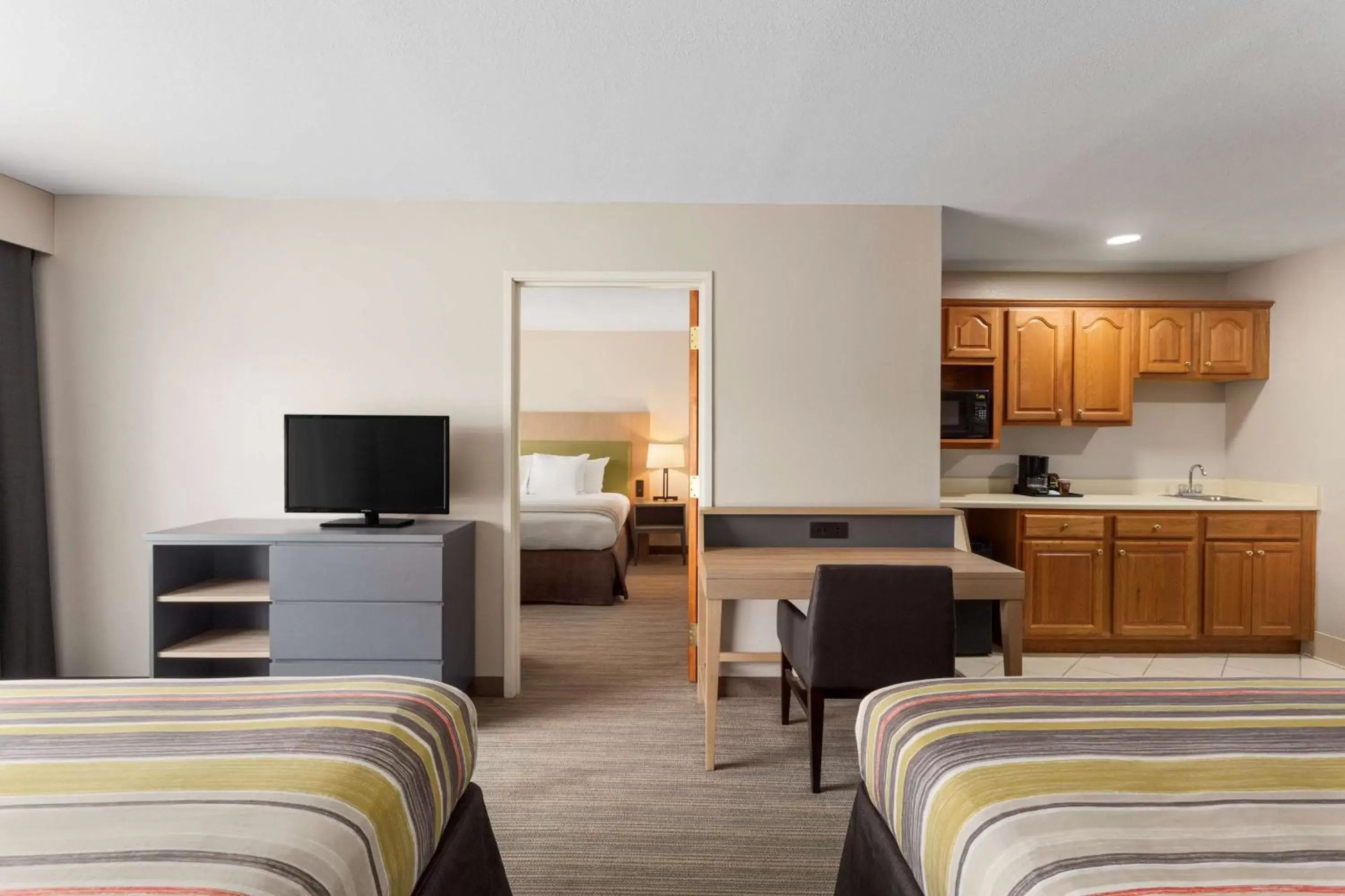 Photo of the whole room, Kitchen/Kitchenette in Country Inn & Suites by Radisson, Jackson-Airport, MS