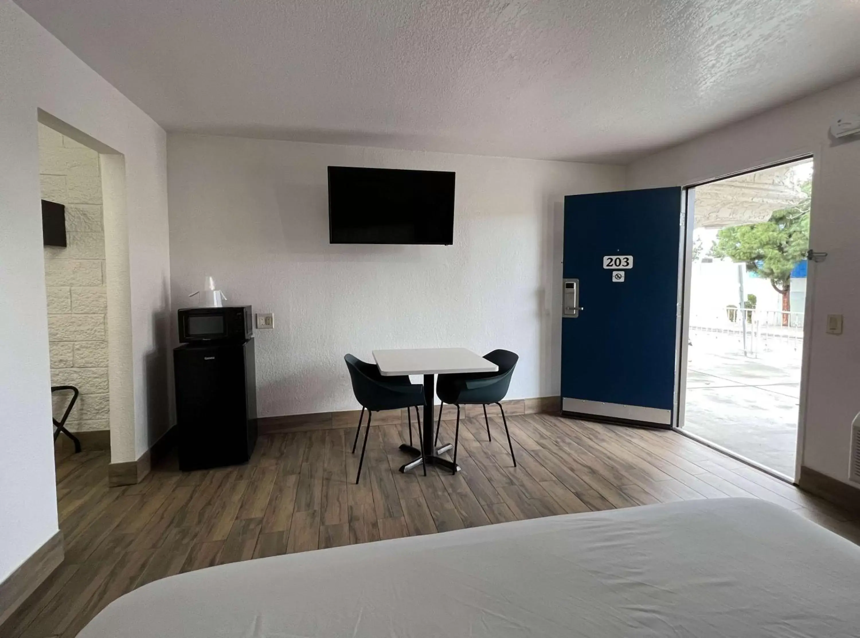 Bedroom, TV/Entertainment Center in Motel 6-Orange, CA - Anaheim