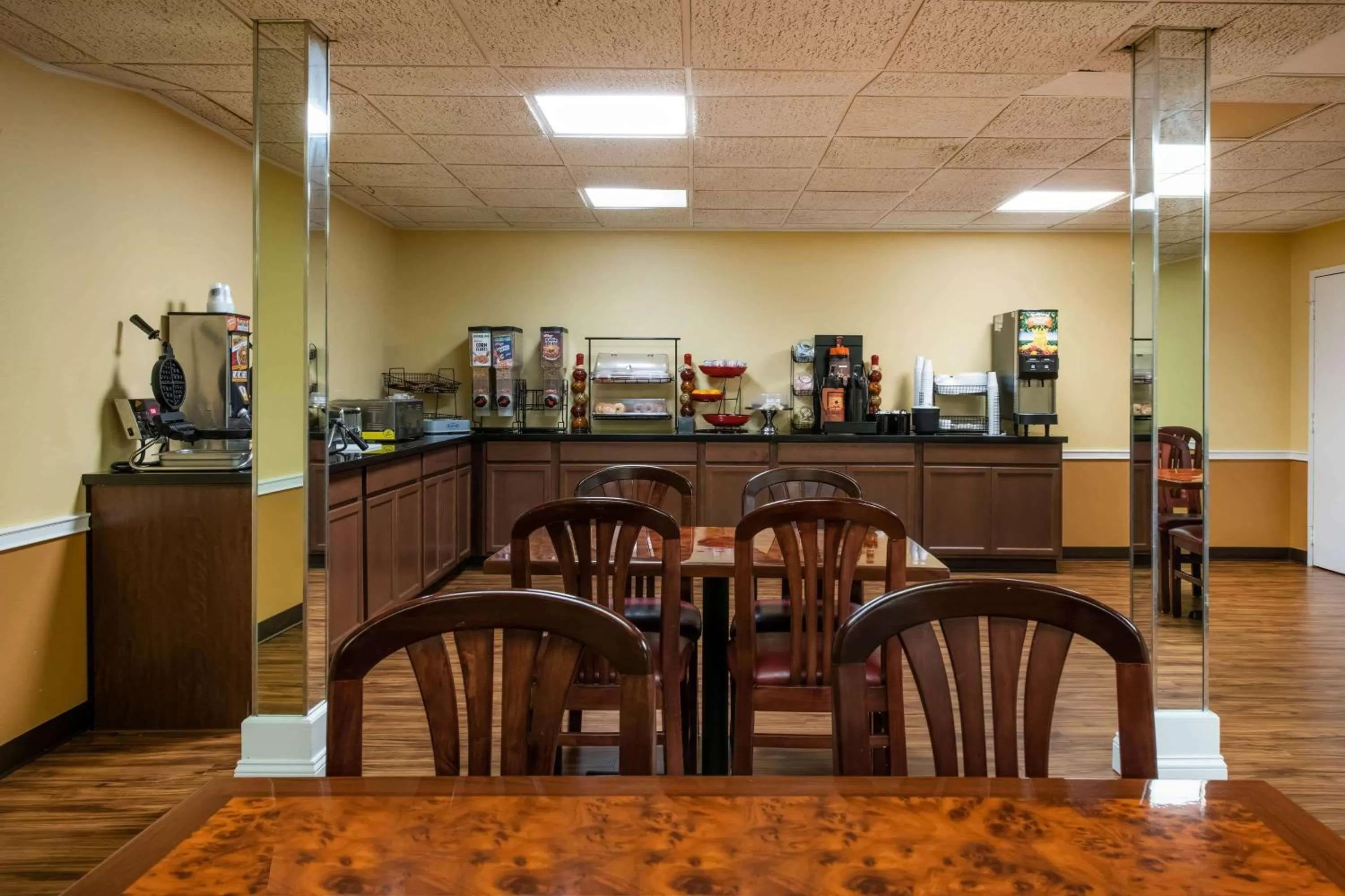 Restaurant/places to eat in Ramada by Wyndham Groton Mystic