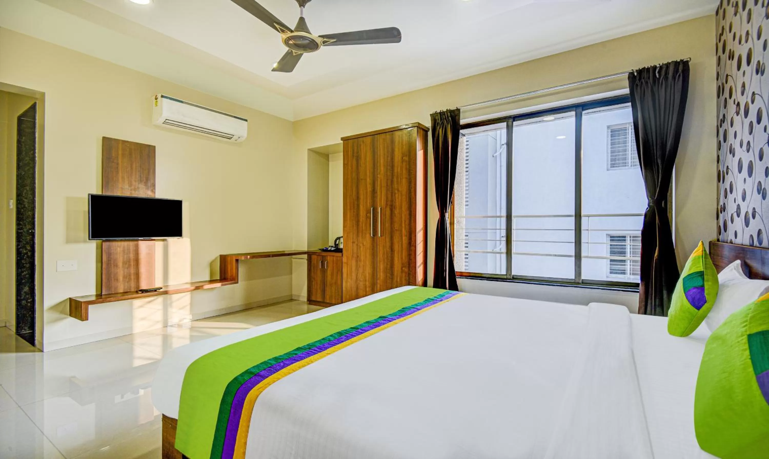 Bedroom, TV/Entertainment Center in Treebo Trend Kuber Inn